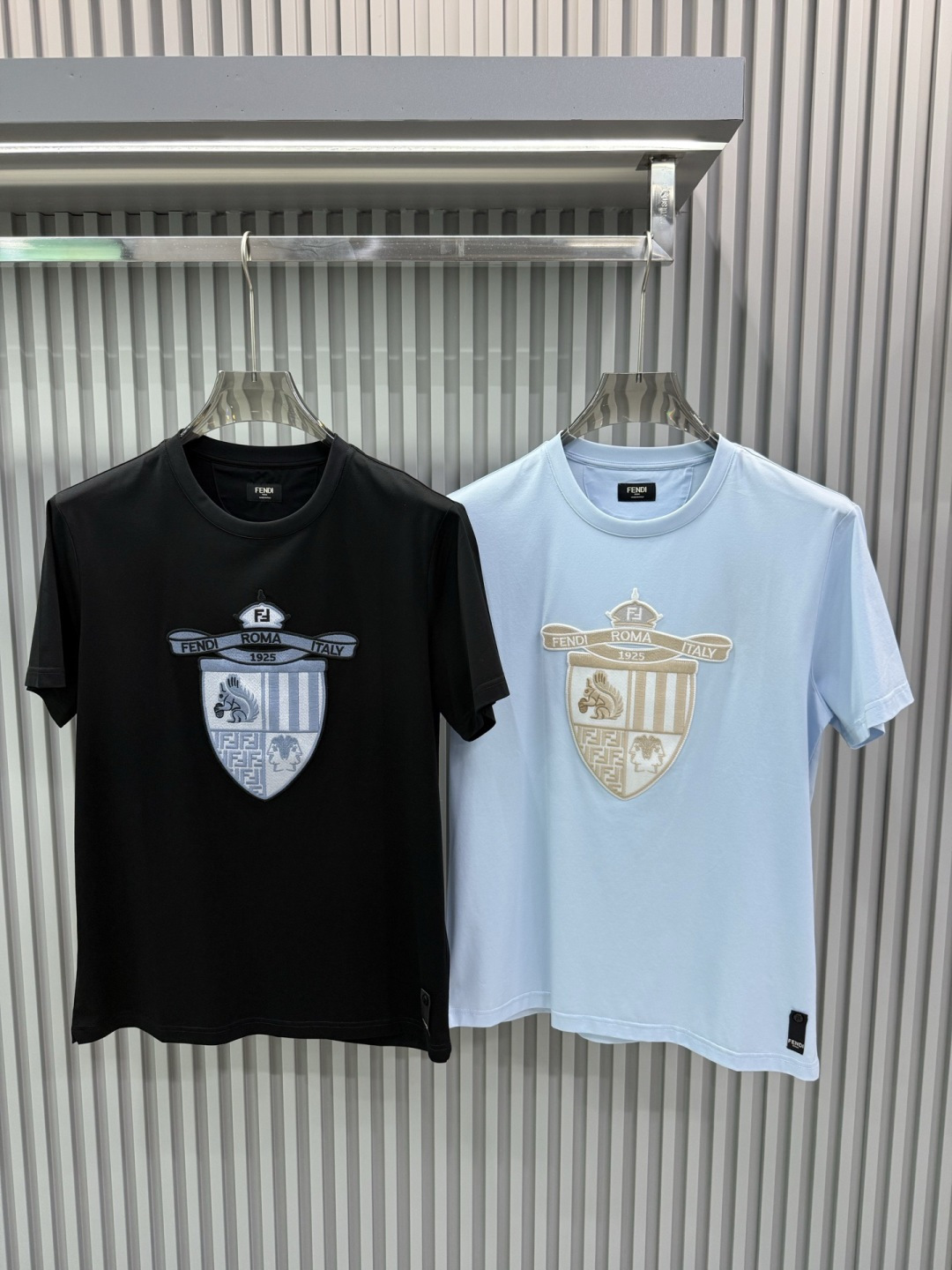 FENDI2026春夏系列的盾形徽章刺绣短袖T恤，设计风格兼具品牌经典元素与现代潮流感，适合日常穿搭或轻