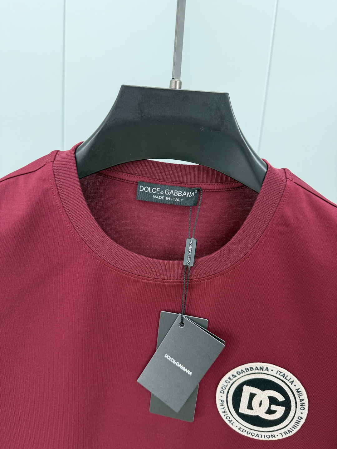 Dolce&Gabbana.杜嘉班纳 SS26春夏新品刺绣徽章logo短袖T恤，正面饰圆形品牌字母刺绣图