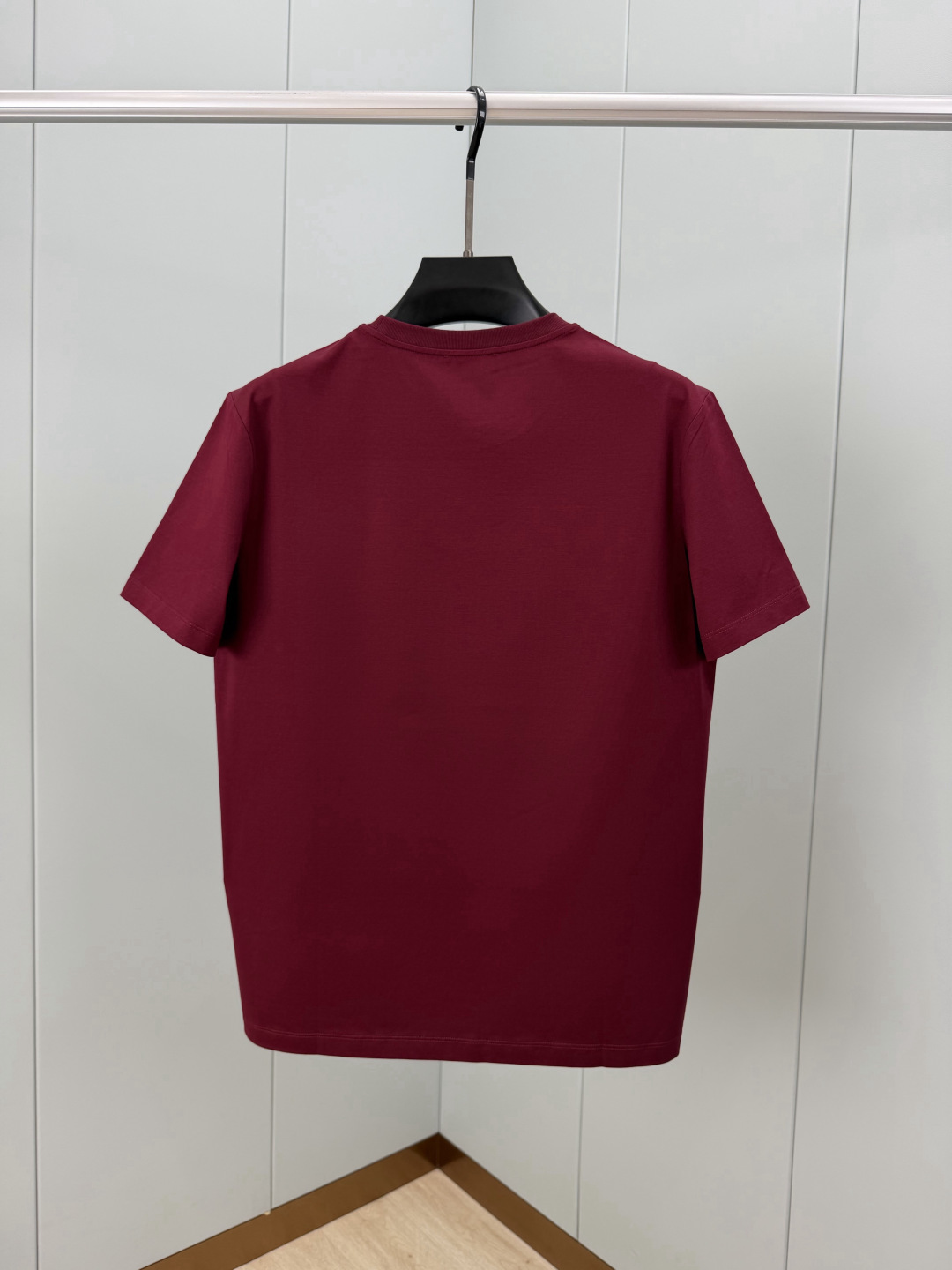Dolce&Gabbana.杜嘉班纳 SS26春夏新品刺绣徽章logo短袖T恤，正面饰圆形品牌字母刺绣图