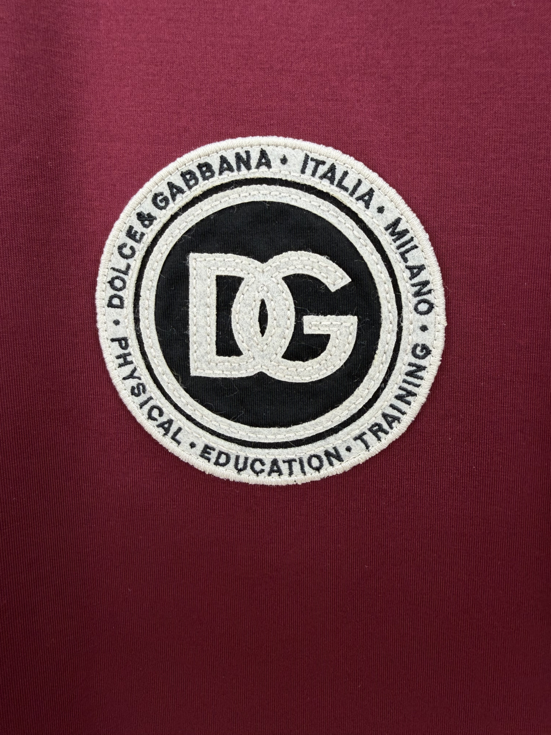 Dolce&Gabbana.杜嘉班纳 SS26春夏新品刺绣徽章logo短袖T恤，正面饰圆形品牌字母刺绣图