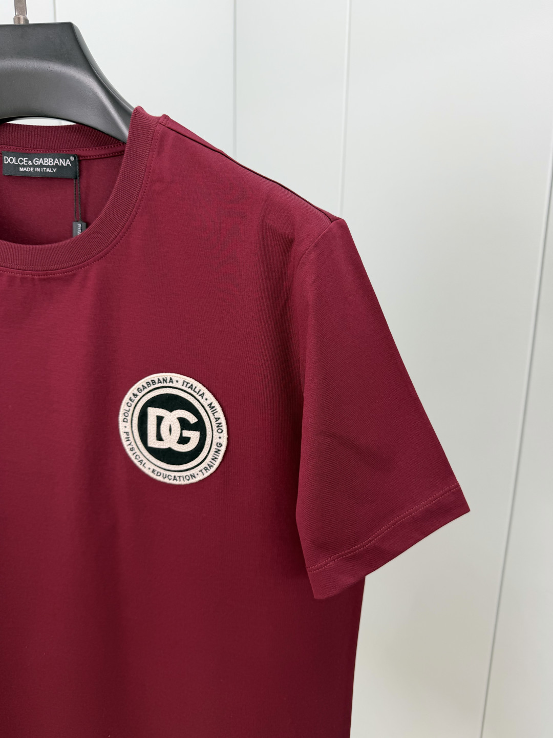 Dolce&Gabbana.杜嘉班纳 SS26春夏新品刺绣徽章logo短袖T恤，正面饰圆形品牌字母刺绣图