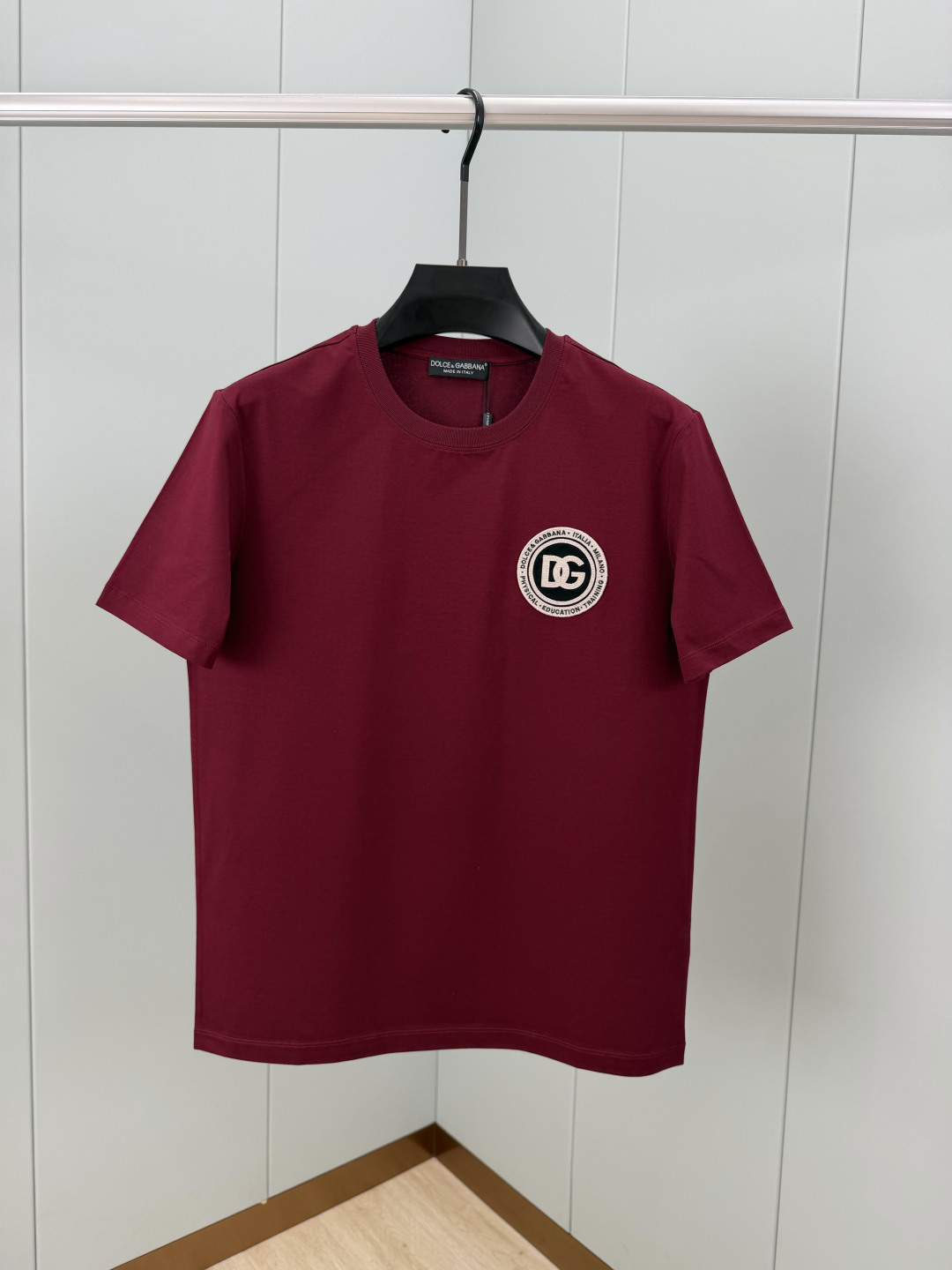 Dolce&Gabbana.杜嘉班纳 SS26春夏新品刺绣徽章logo短袖T恤，正面饰圆形品牌字母刺绣图