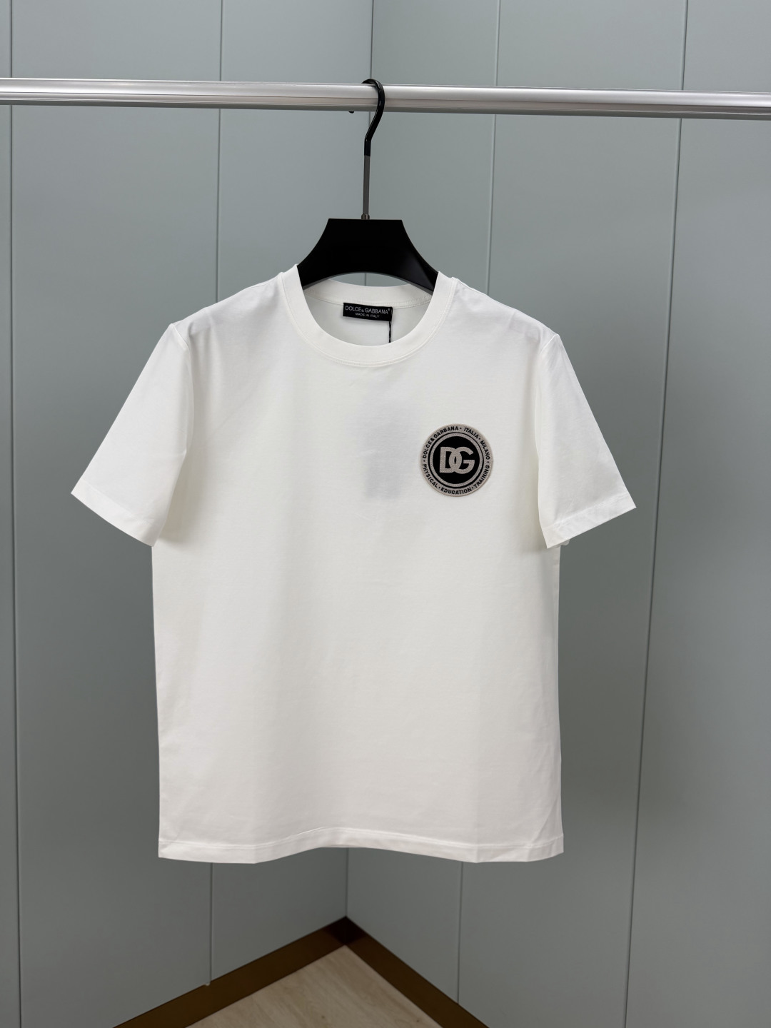 Dolce&Gabbana.杜嘉班纳 SS26春夏新品刺绣徽章logo短袖T恤，正面饰圆形品牌字母刺绣图