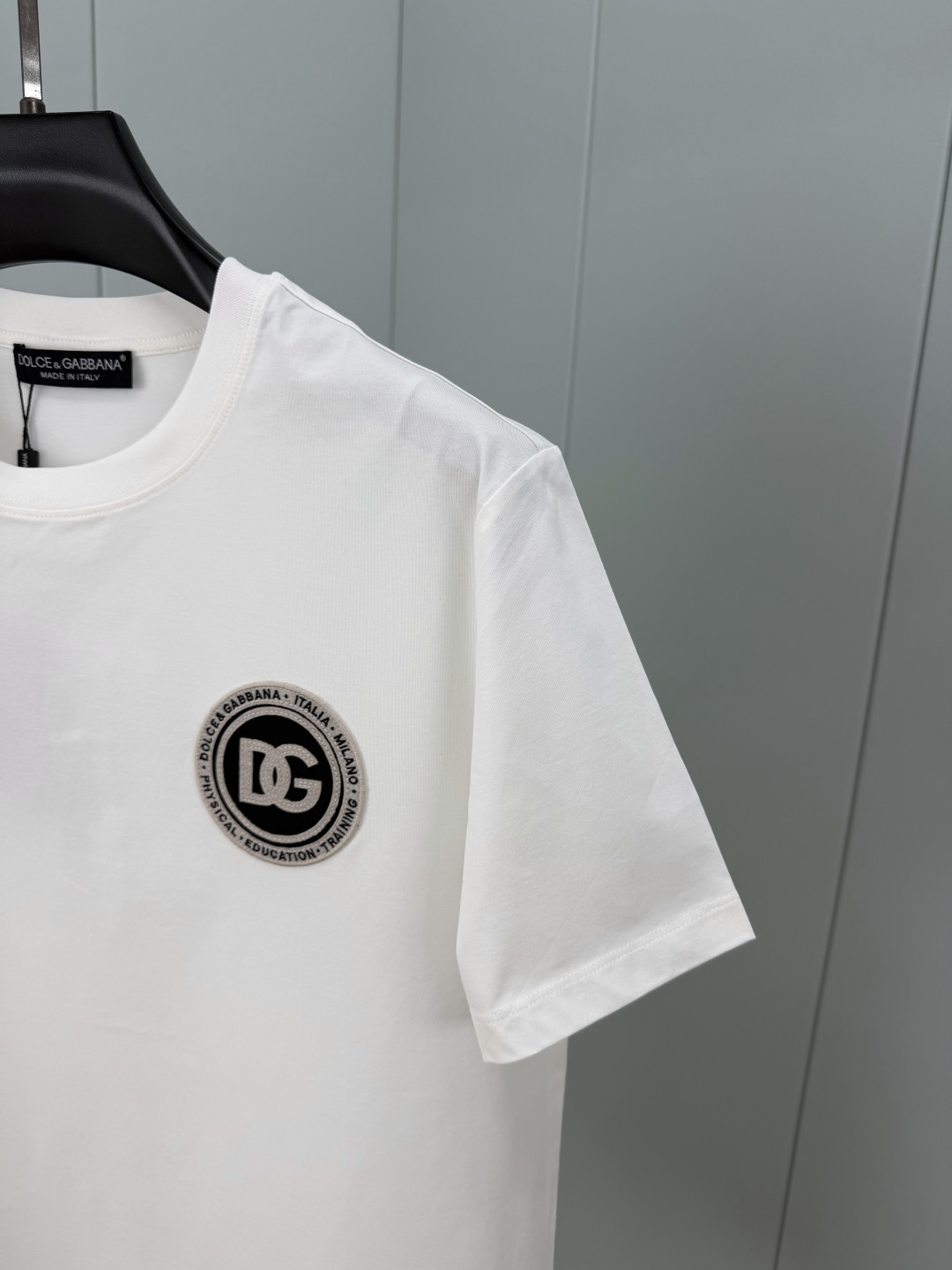Dolce&Gabbana.杜嘉班纳 SS26春夏新品刺绣徽章logo短袖T恤，正面饰圆形品牌字母刺绣图