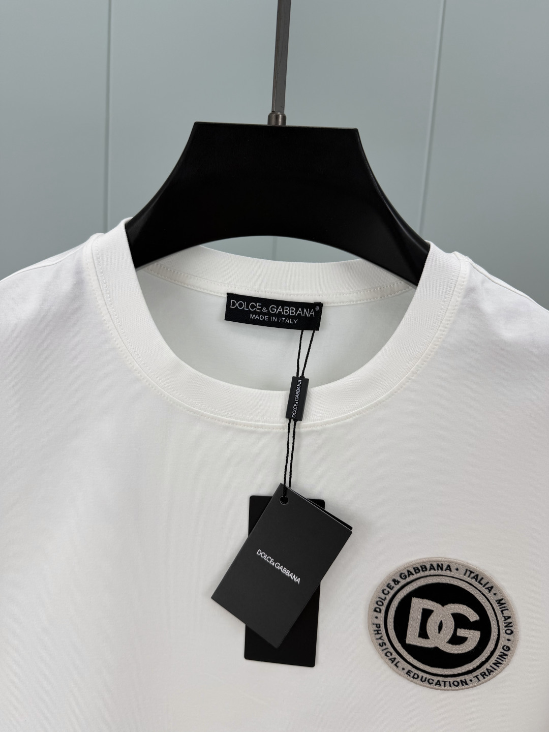 Dolce&Gabbana.杜嘉班纳 SS26春夏新品刺绣徽章logo短袖T恤，正面饰圆形品牌字母刺绣图