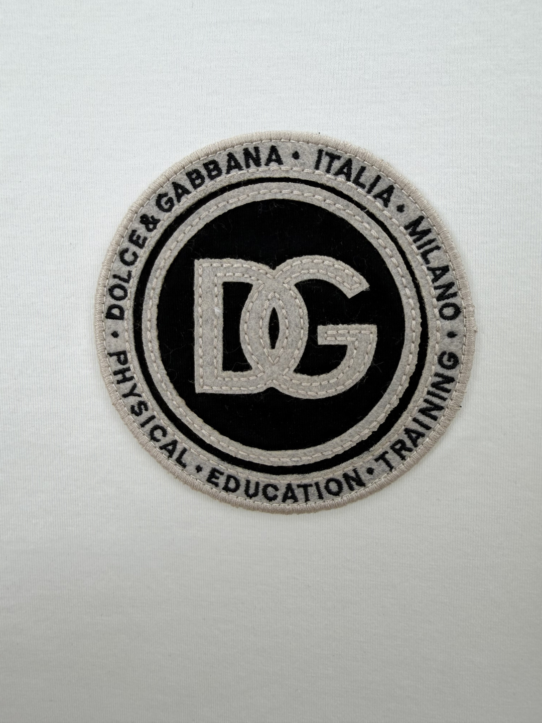 Dolce&Gabbana.杜嘉班纳 SS26春夏新品刺绣徽章logo短袖T恤，正面饰圆形品牌字母刺绣图