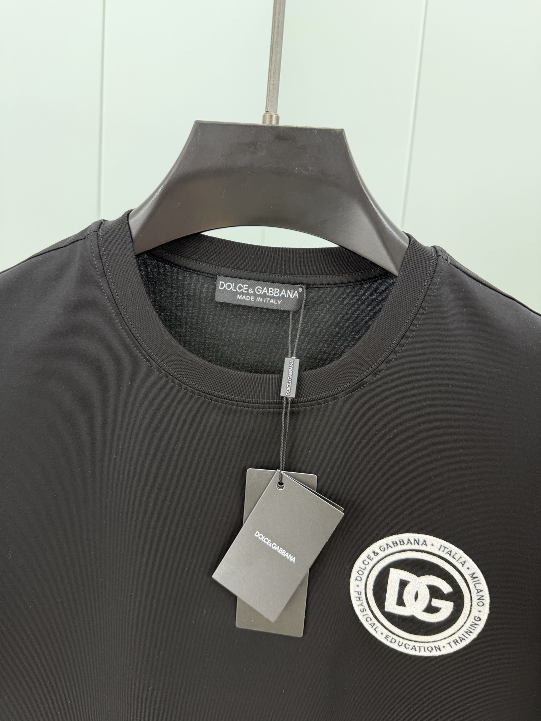 Dolce&Gabbana.杜嘉班纳 SS26春夏新品刺绣徽章logo短袖T恤，正面饰圆形品牌字母刺绣图