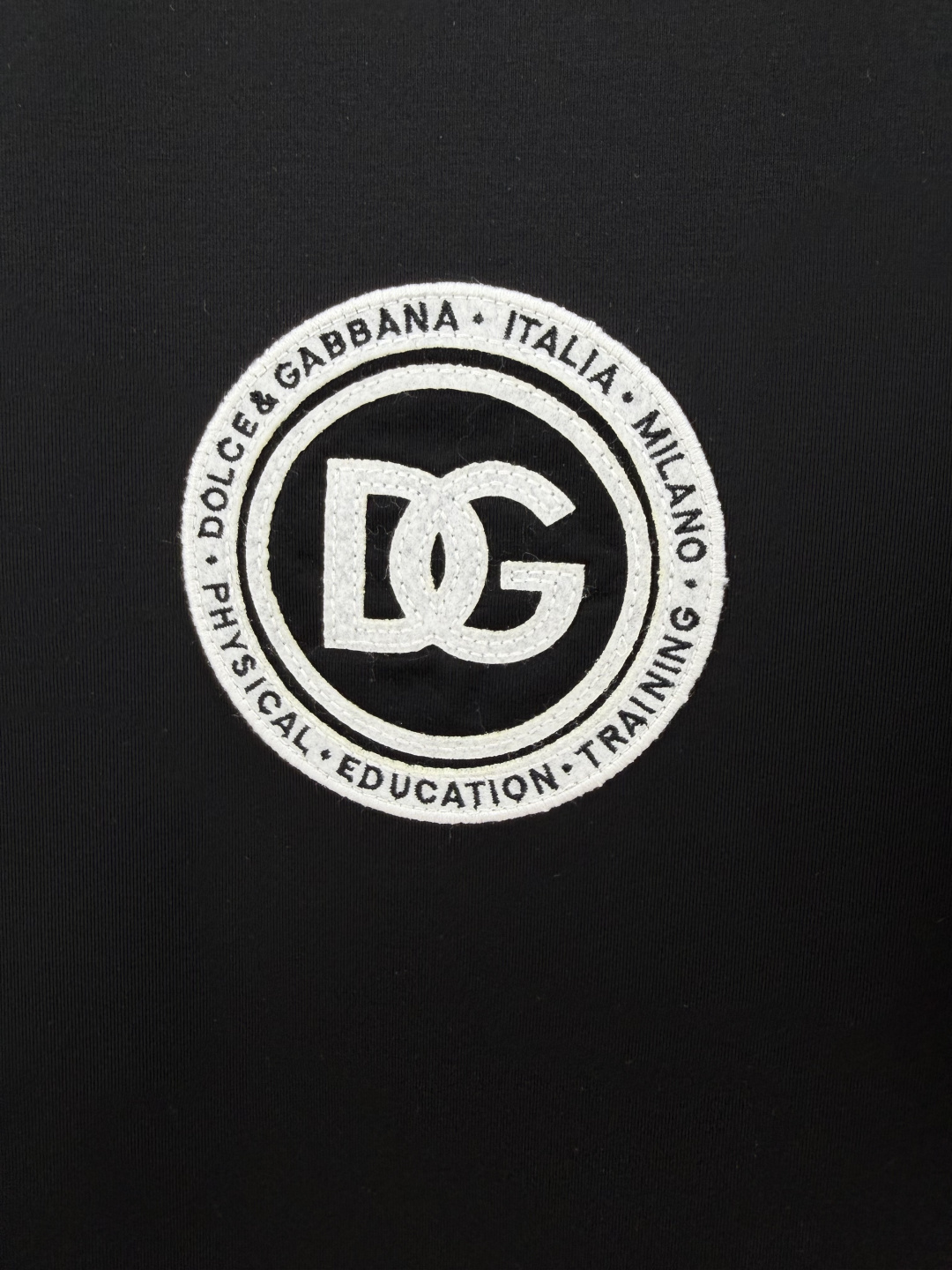 Dolce&Gabbana.杜嘉班纳 SS26春夏新品刺绣徽章logo短袖T恤，正面饰圆形品牌字母刺绣图