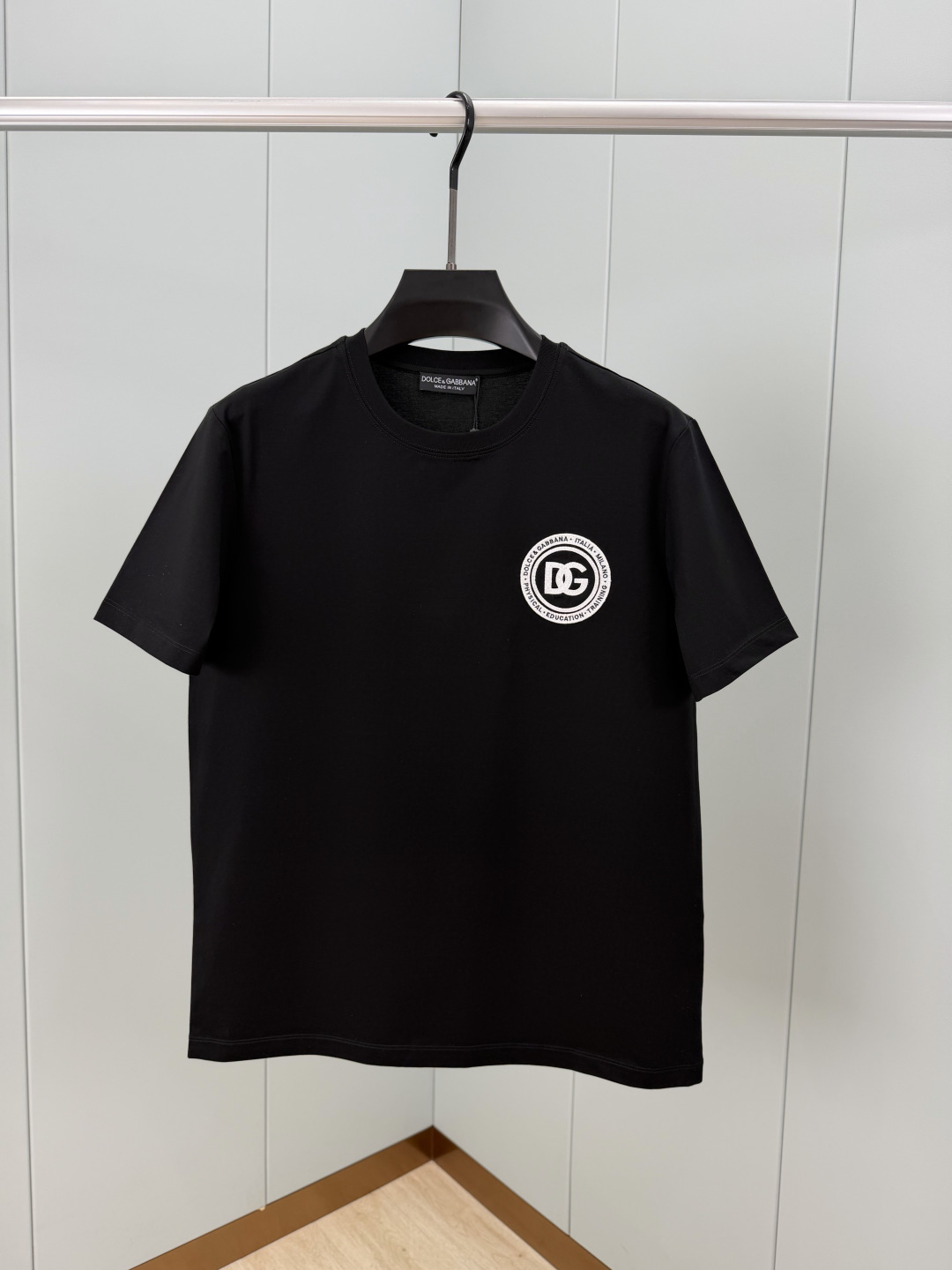 Dolce&Gabbana.杜嘉班纳 SS26春夏新品刺绣徽章logo短袖T恤，正面饰圆形品牌字母刺绣图
