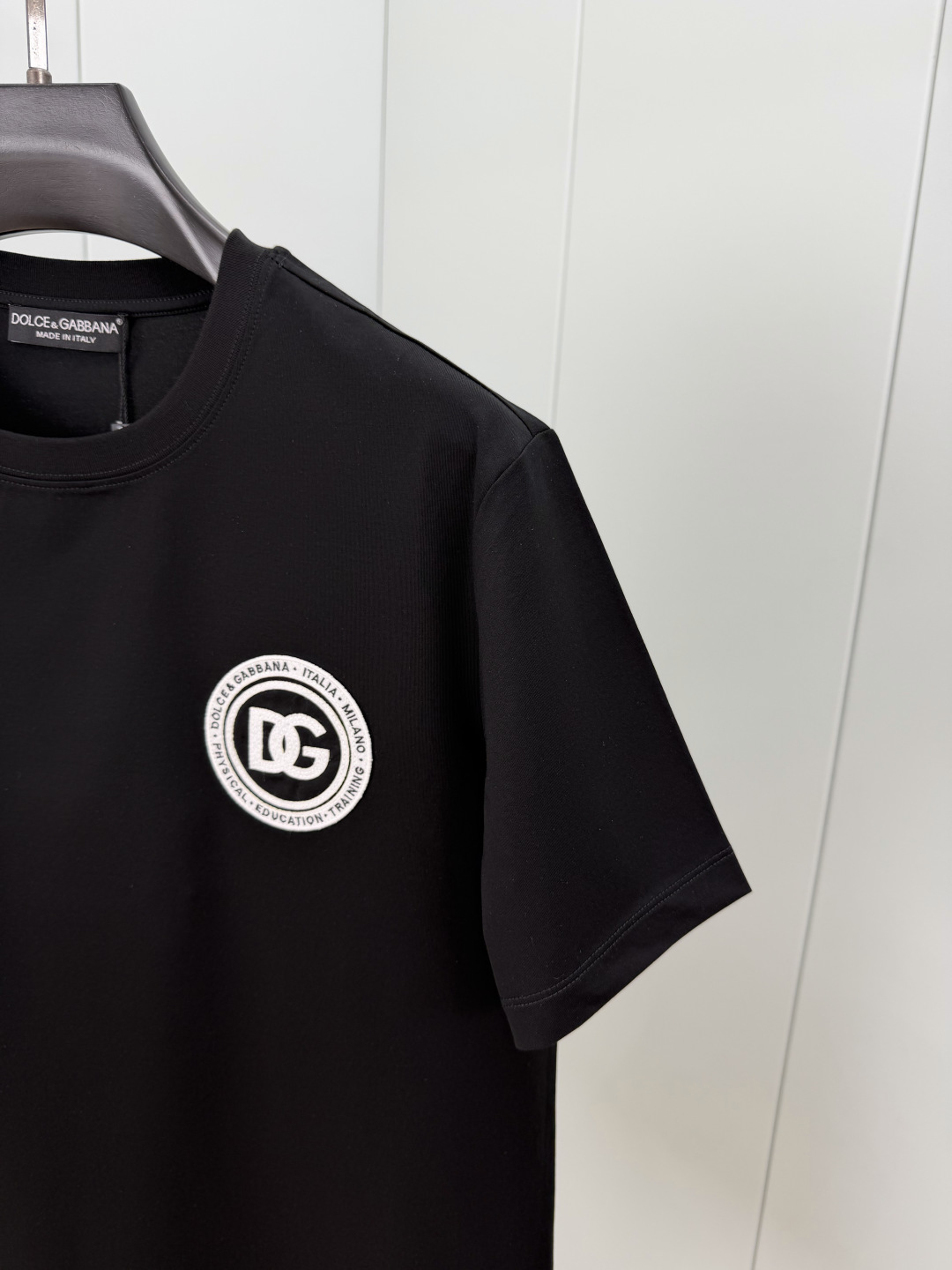 Dolce&Gabbana.杜嘉班纳 SS26春夏新品刺绣徽章logo短袖T恤，正面饰圆形品牌字母刺绣图