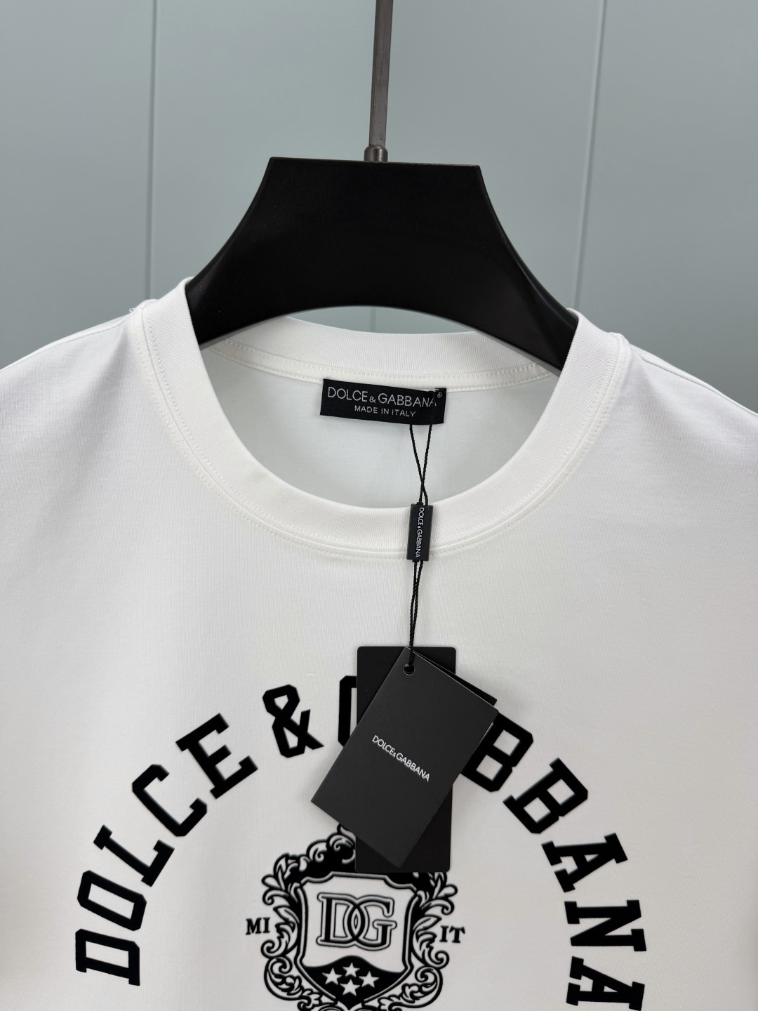 Dolce&Gabbana.杜嘉班纳 SS26春夏新品黑色植绒印花标识短袖T恤，正面饰复古黑色植绒印花印