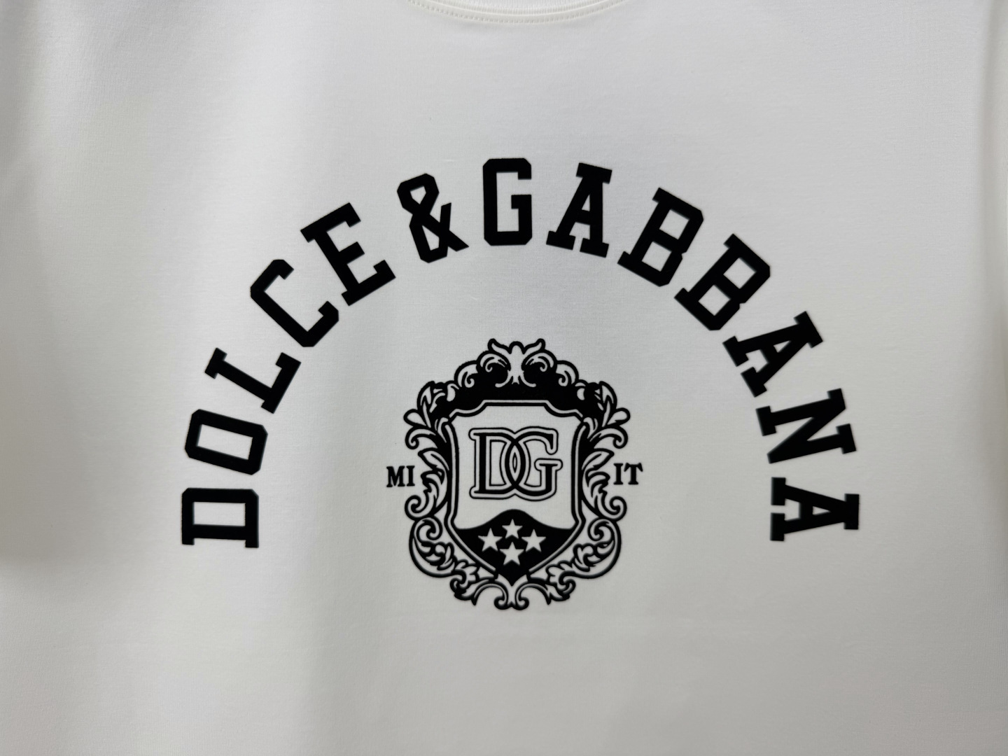 Dolce&Gabbana.杜嘉班纳 SS26春夏新品黑色植绒印花标识短袖T恤，正面饰复古黑色植绒印花印