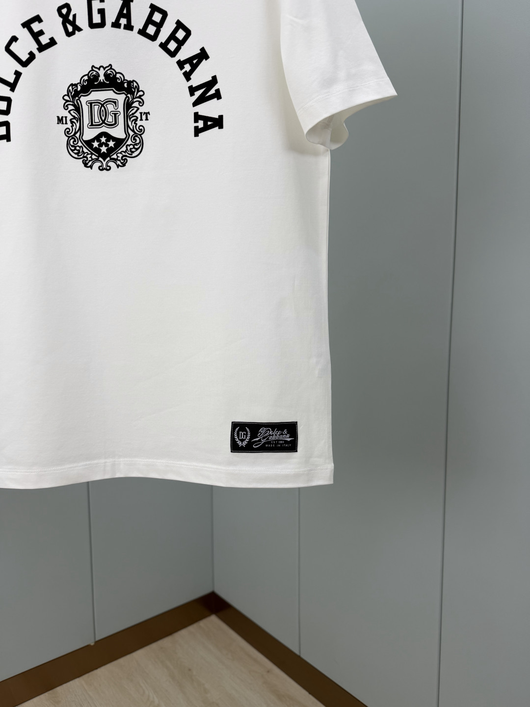 Dolce&Gabbana.杜嘉班纳 SS26春夏新品黑色植绒印花标识短袖T恤，正面饰复古黑色植绒印花印
