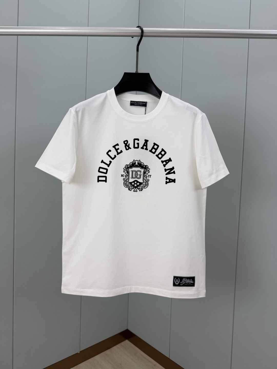 Dolce&Gabbana.杜嘉班纳 SS26春夏新品黑色植绒印花标识短袖T恤，正面饰复古黑色植绒印花印