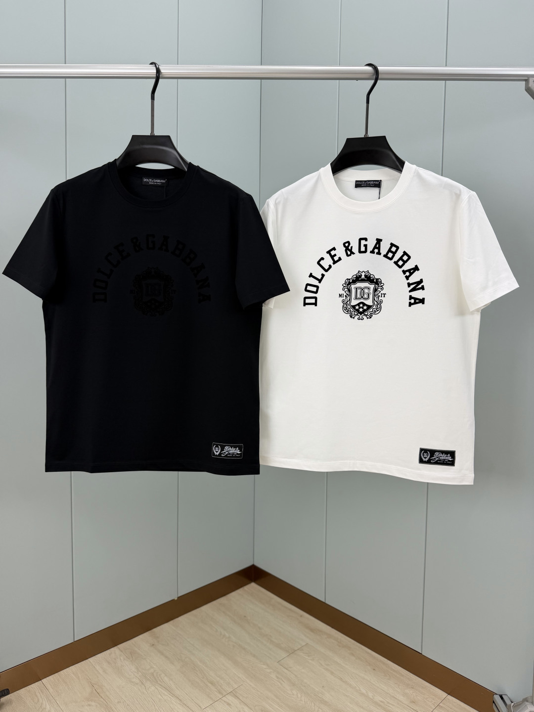 Dolce&Gabbana.杜嘉班纳 SS26春夏新品黑色植绒印花标识短袖T恤，正面饰复古黑色植绒印花印