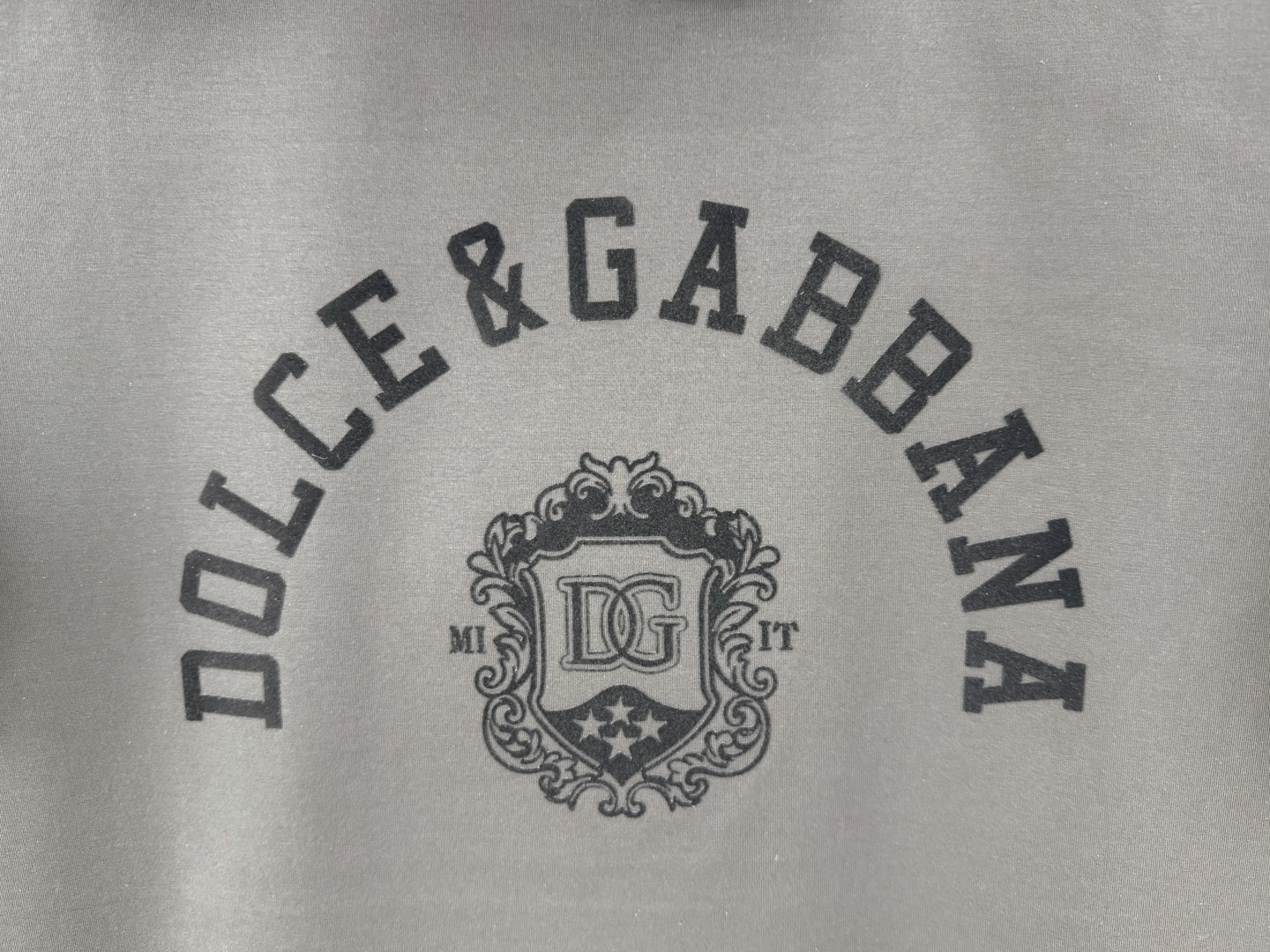 Dolce&Gabbana.杜嘉班纳 SS26春夏新品黑色植绒印花标识短袖T恤，正面饰复古黑色植绒印花印