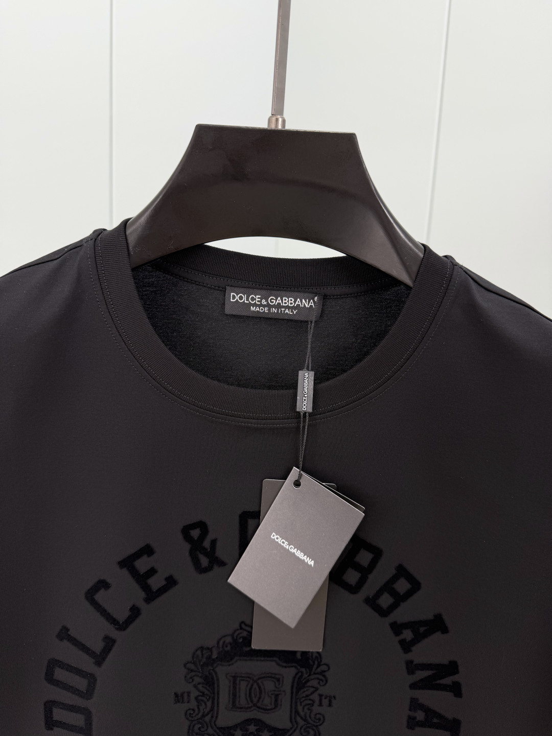 Dolce&Gabbana.杜嘉班纳 SS26春夏新品黑色植绒印花标识短袖T恤，正面饰复古黑色植绒印花印