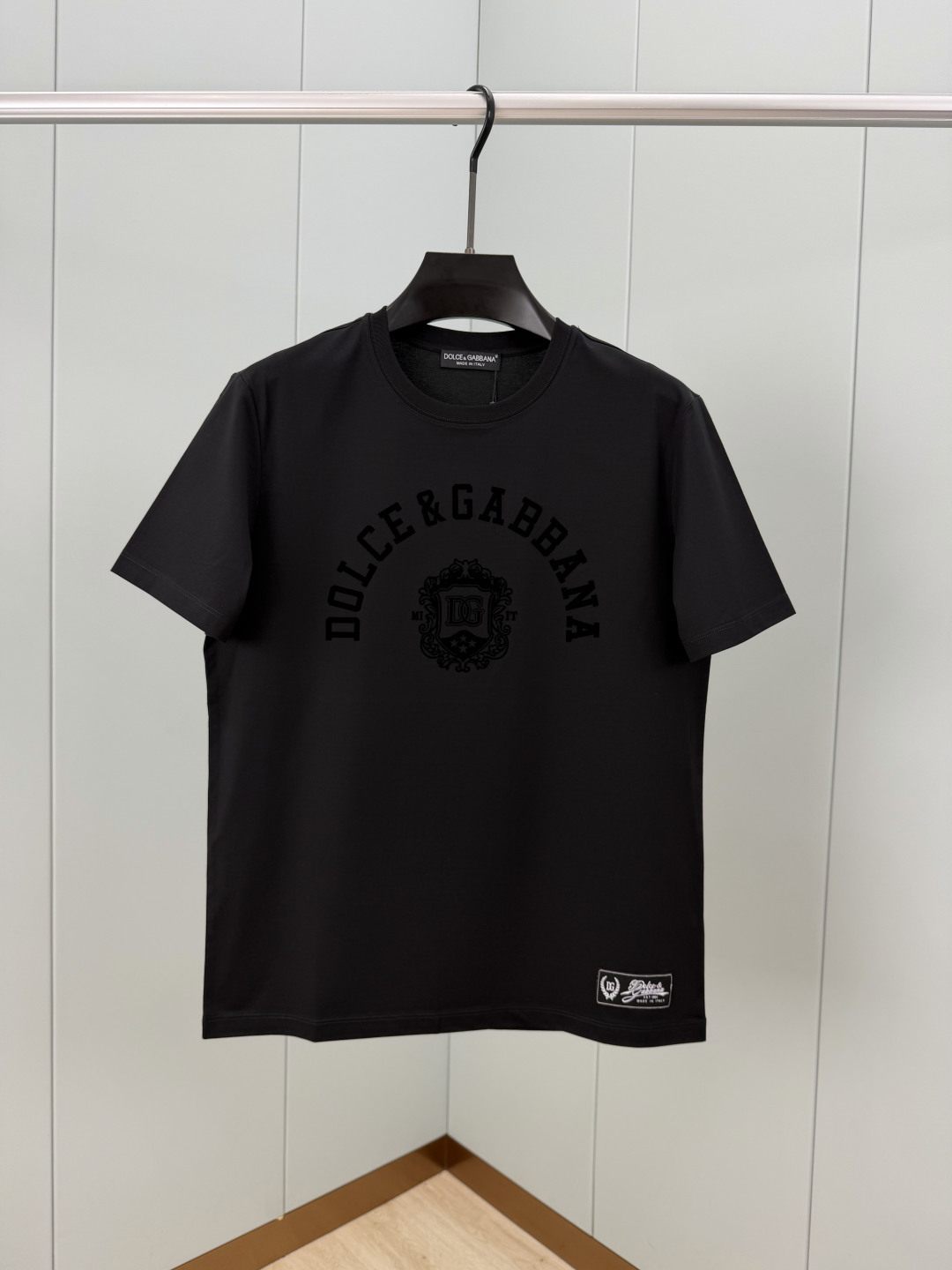 Dolce&Gabbana.杜嘉班纳 SS26春夏新品黑色植绒印花标识短袖T恤，正面饰复古黑色植绒印花印