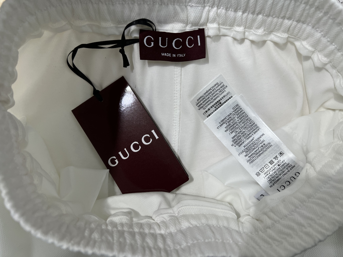 Gucci.古驰 夏季新品饰字母刺绣标识网眼珠地棉质休闲短裤，正面左侧脚口边缀饰同色调GUCCI字母刺绣