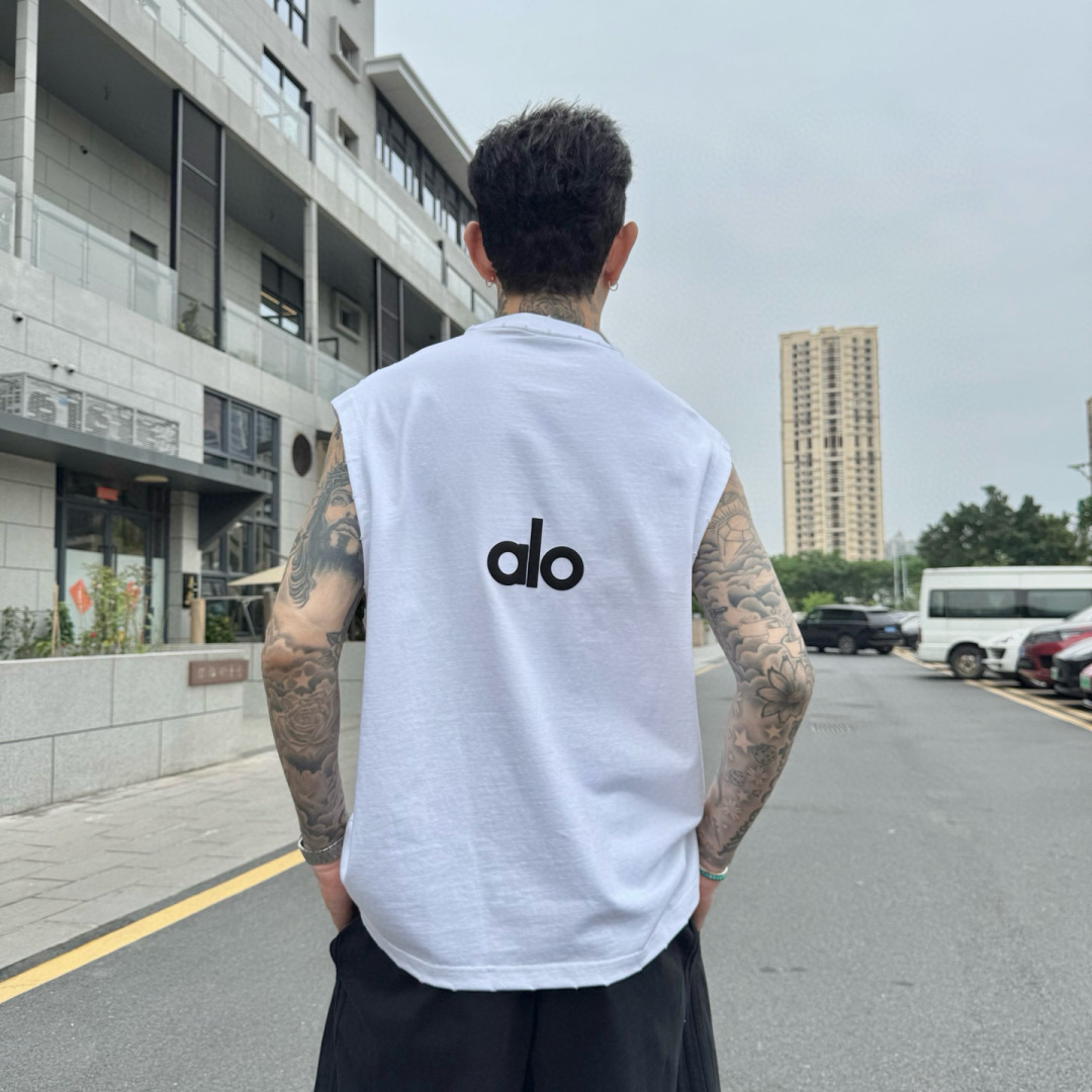 alo🌟夏季短袖背心采用优质棉质面料，亲肤舒适！版型完美！百搭款！logo设计别具一格，上身效果潮流时尚