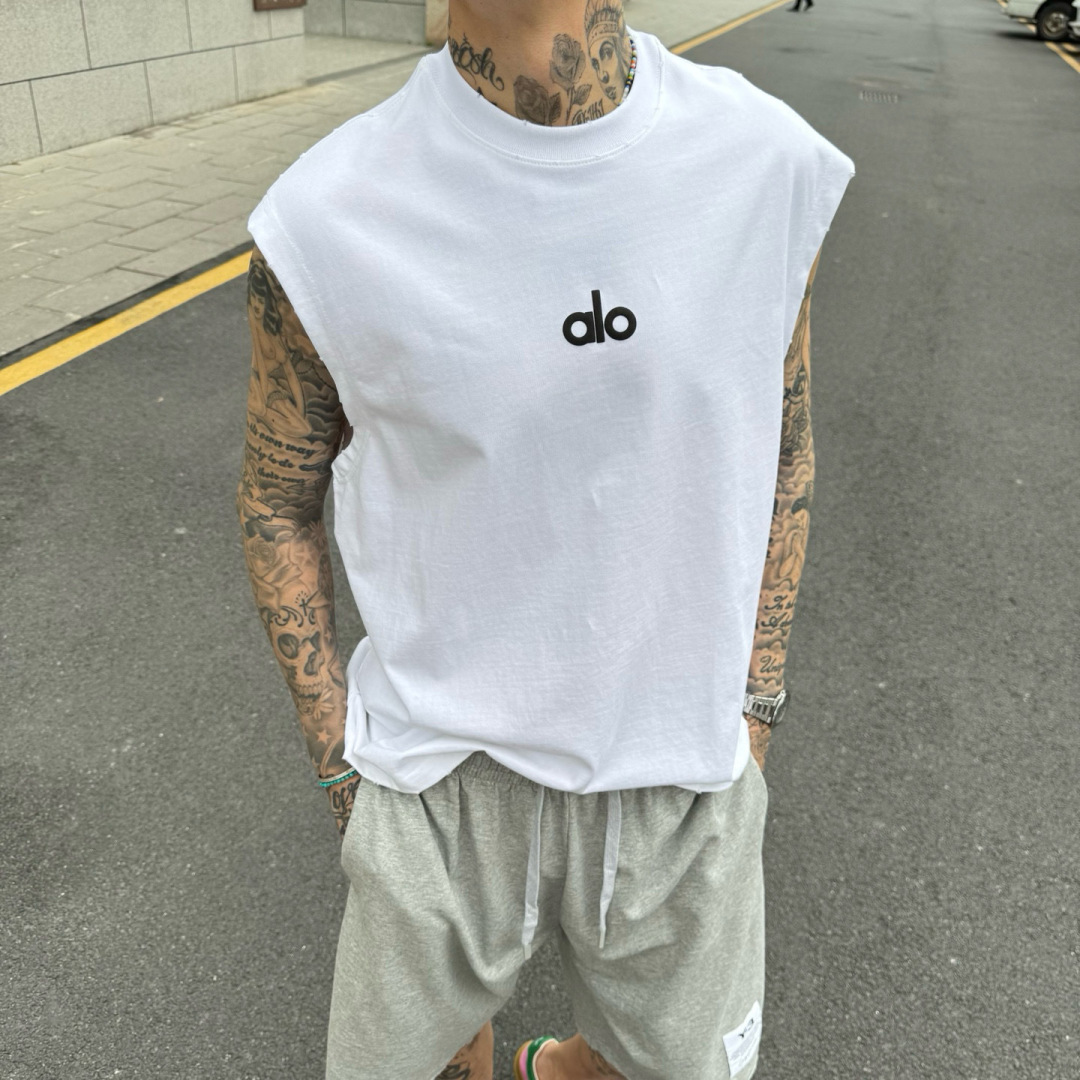 alo🌟夏季短袖背心采用优质棉质面料，亲肤舒适！版型完美！百搭款！logo设计别具一格，上身效果潮流时尚