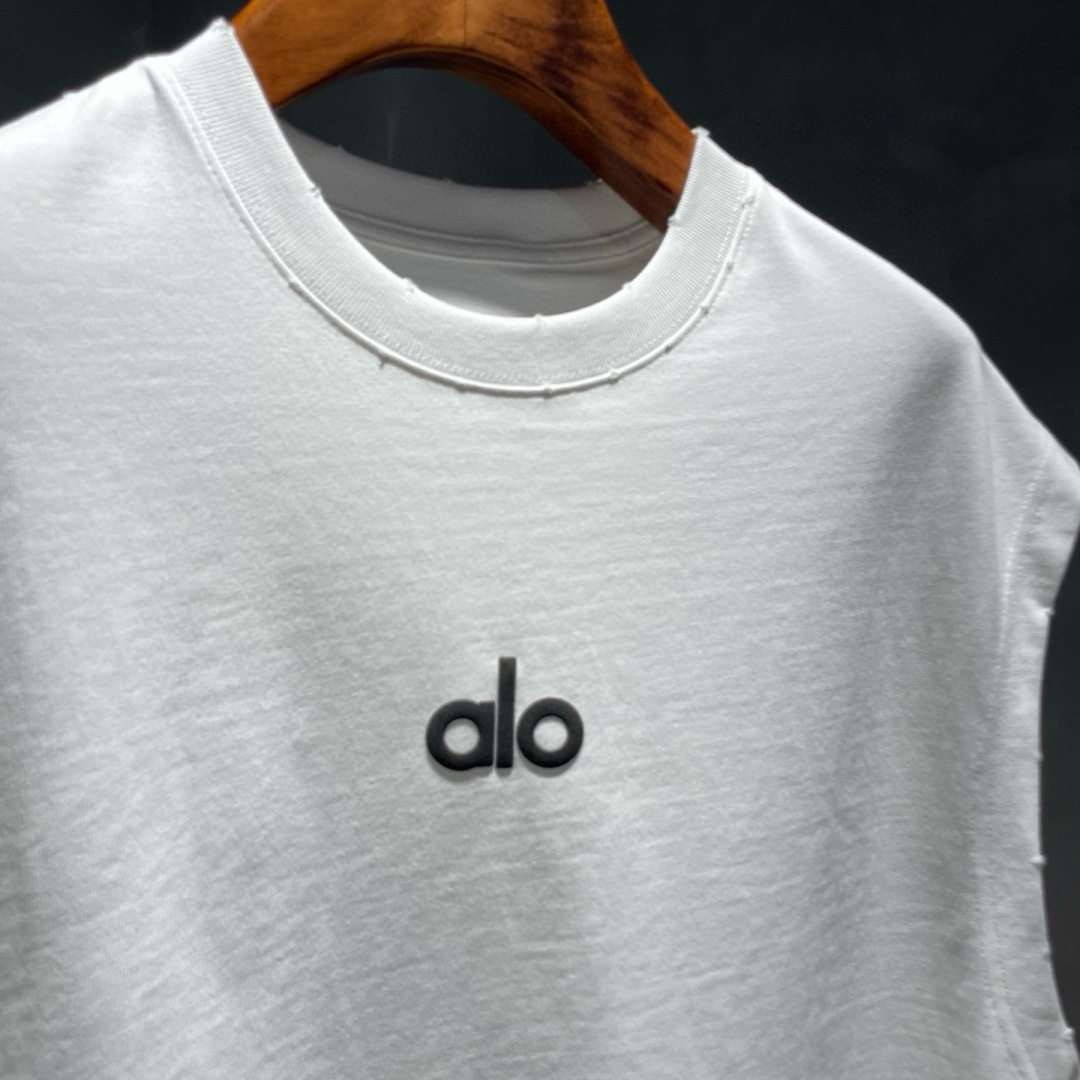 alo🌟夏季短袖背心采用优质棉质面料，亲肤舒适！版型完美！百搭款！logo设计别具一格，上身效果潮流时尚