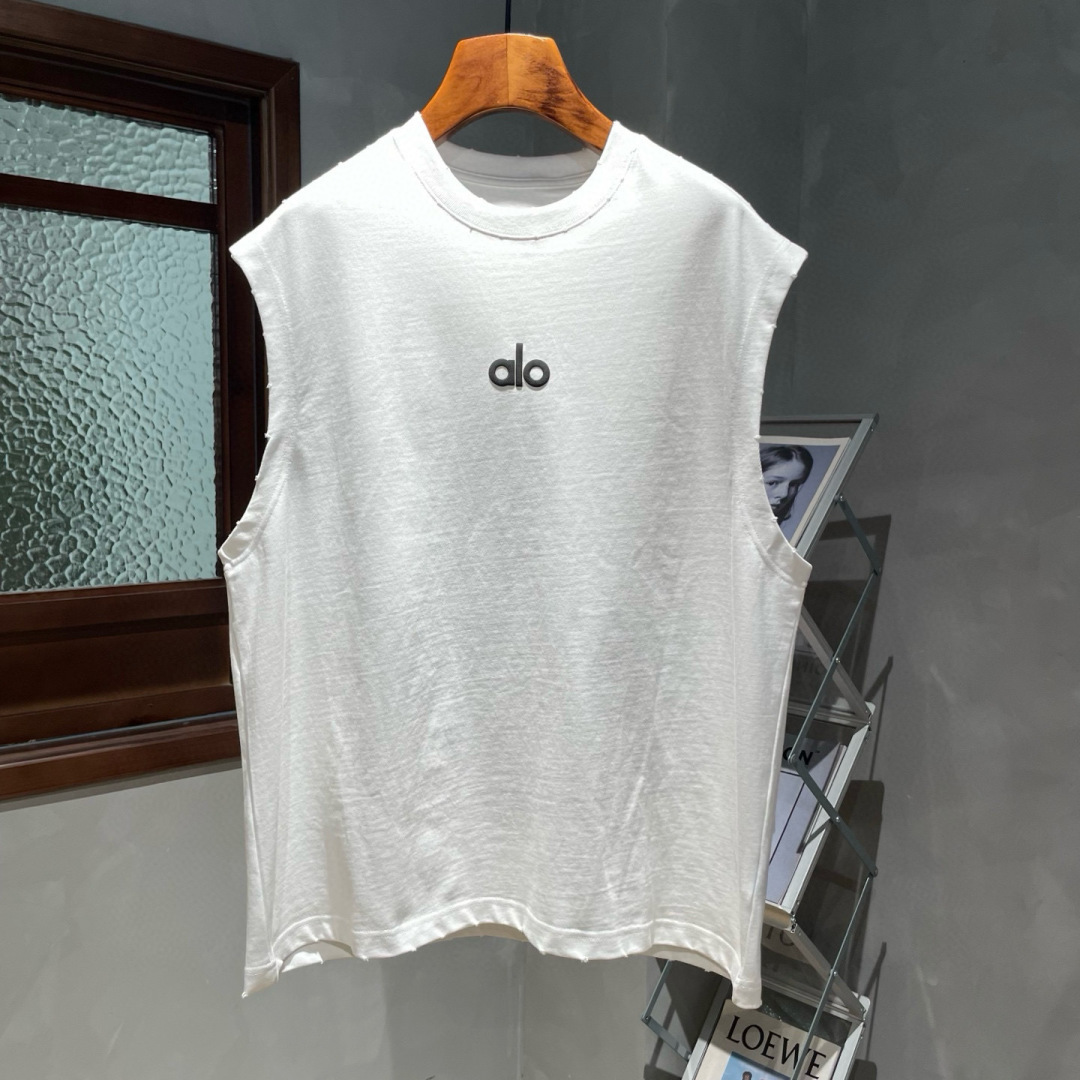 alo🌟夏季短袖背心采用优质棉质面料，亲肤舒适！版型完美！百搭款！logo设计别具一格，上身效果潮流时尚