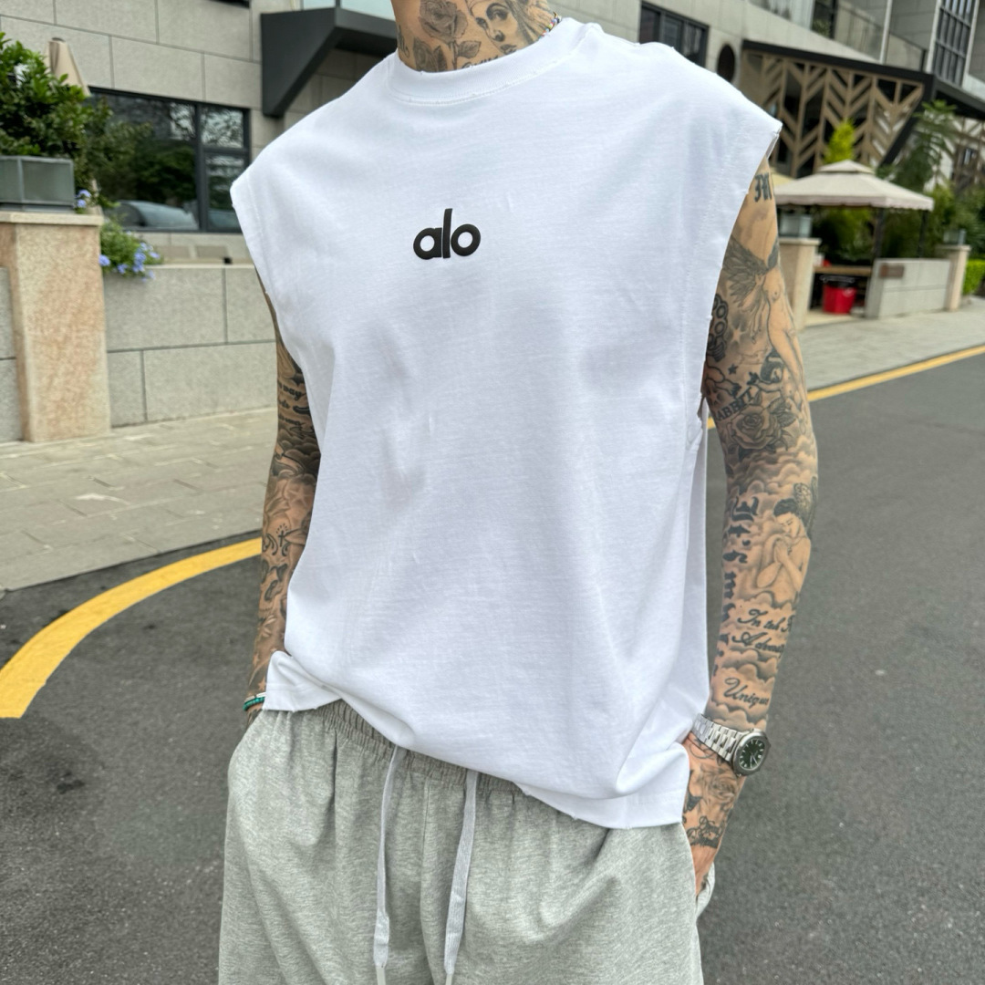 alo🌟夏季短袖背心采用优质棉质面料，亲肤舒适！版型完美！百搭款！logo设计别具一格，上身效果潮流时尚