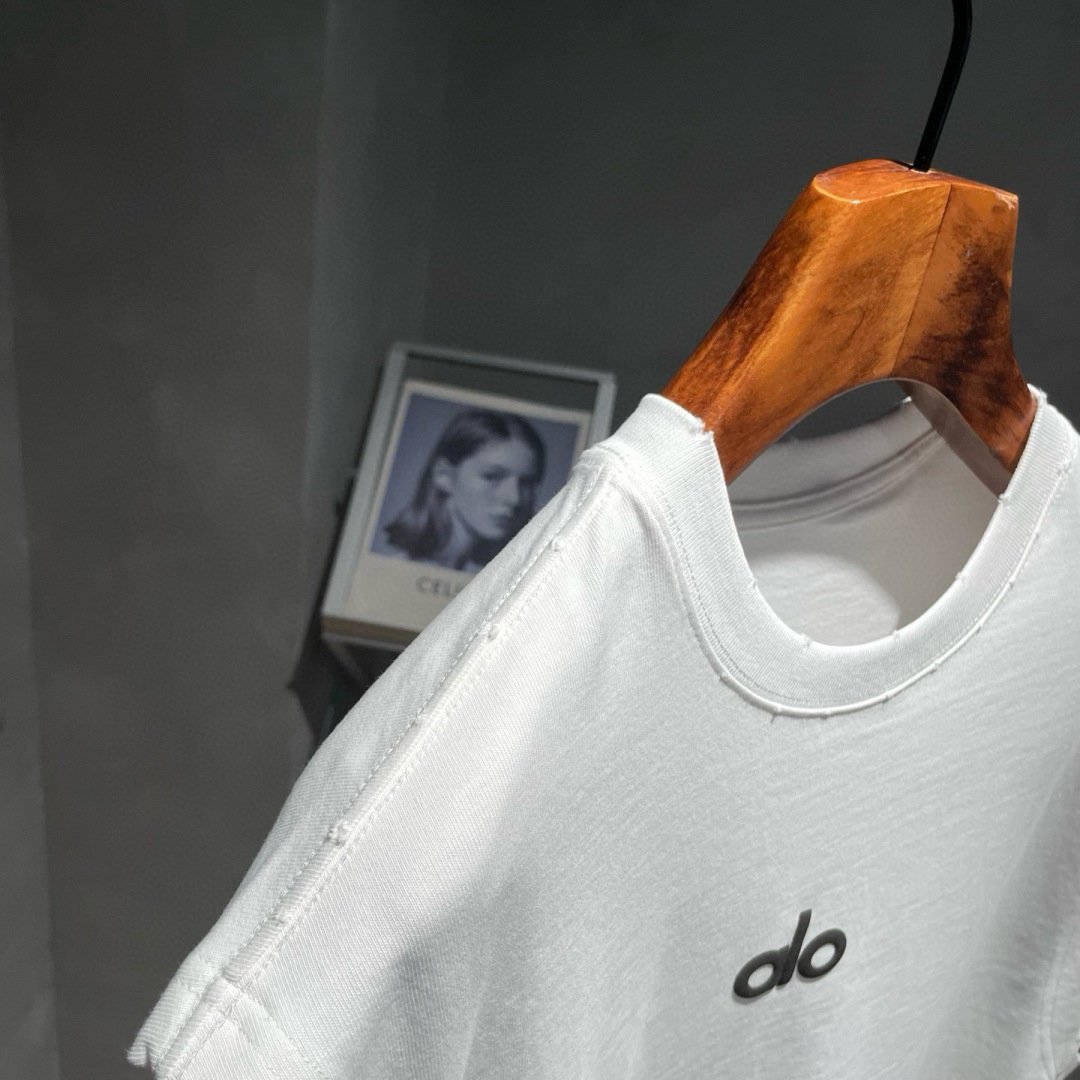 alo🌟夏季短袖背心采用优质棉质面料，亲肤舒适！版型完美！百搭款！logo设计别具一格，上身效果潮流时尚