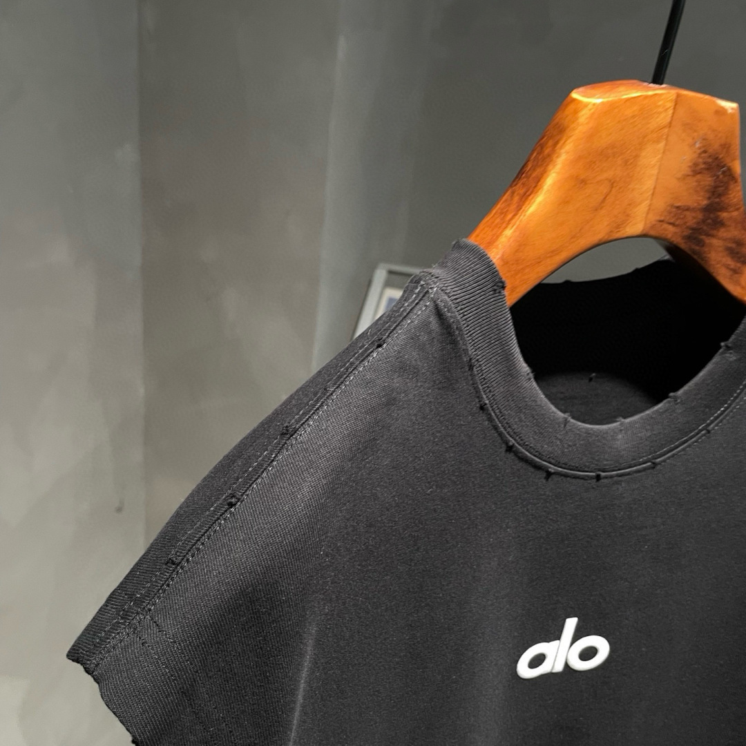 alo🌟夏季短袖背心采用优质棉质面料，亲肤舒适！版型完美！百搭款！logo设计别具一格，上身效果潮流时尚