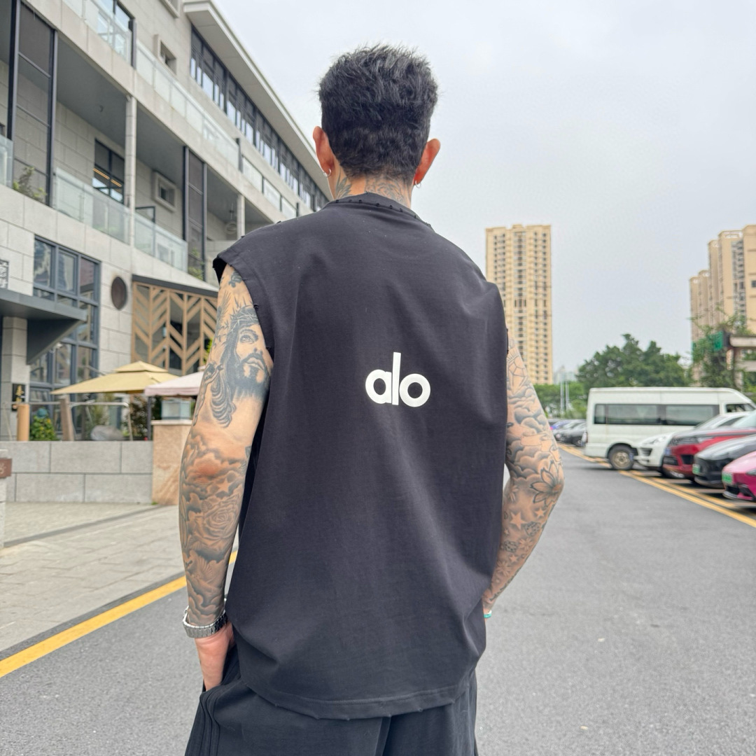 alo🌟夏季短袖背心采用优质棉质面料，亲肤舒适！版型完美！百搭款！logo设计别具一格，上身效果潮流时尚