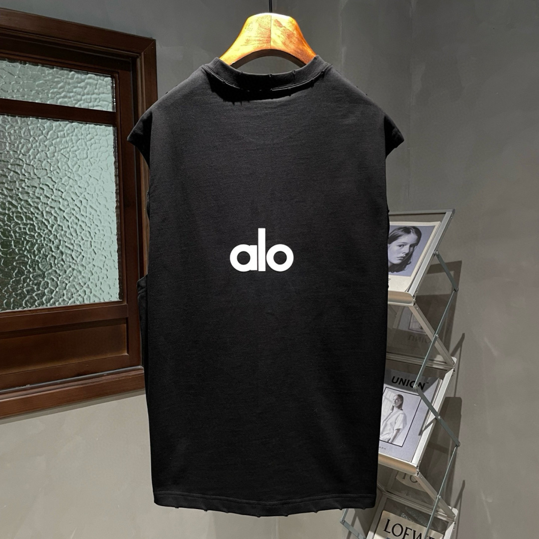 alo🌟夏季短袖背心采用优质棉质面料，亲肤舒适！版型完美！百搭款！logo设计别具一格，上身效果潮流时尚