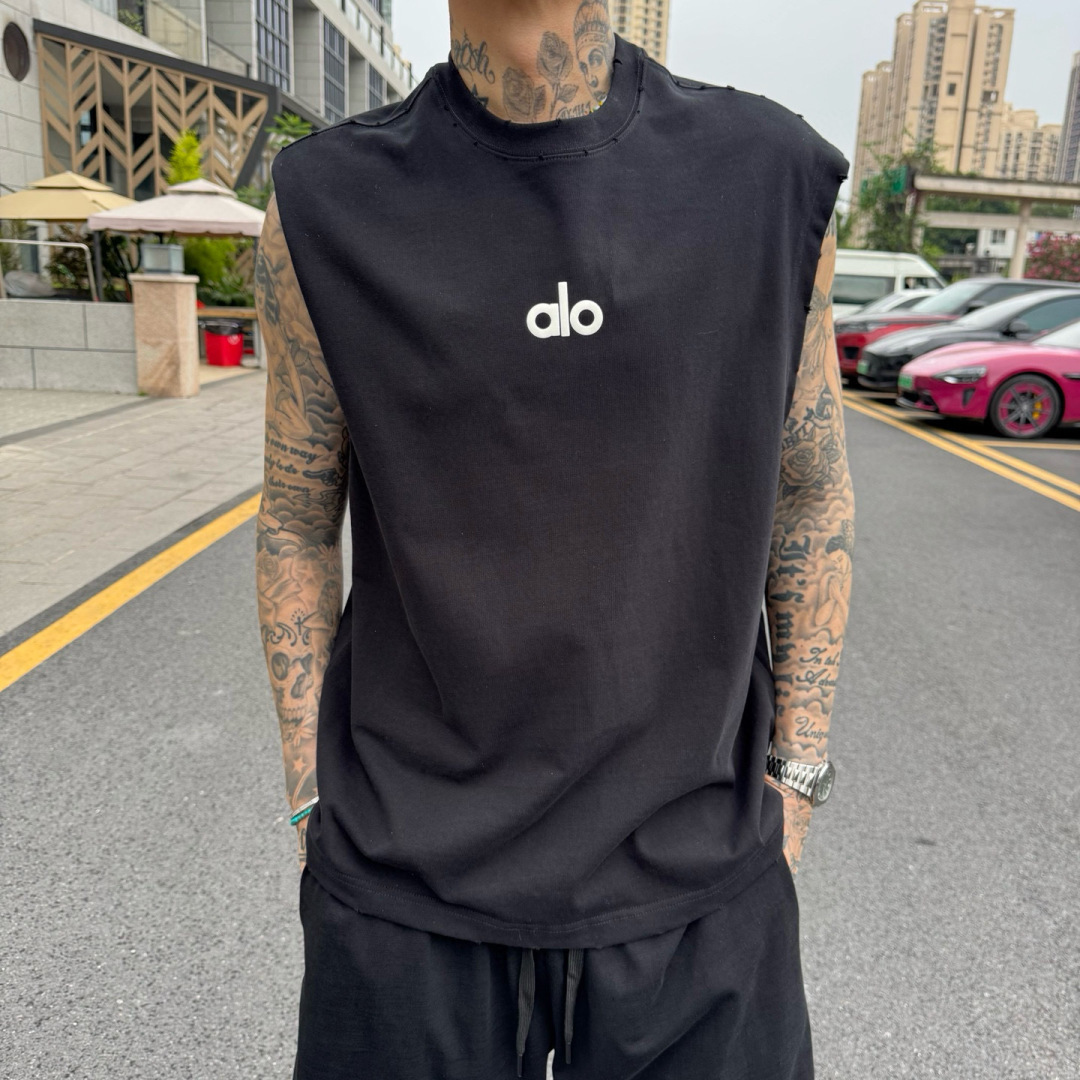 alo🌟夏季短袖背心采用优质棉质面料，亲肤舒适！版型完美！百搭款！logo设计别具一格，上身效果潮流时尚