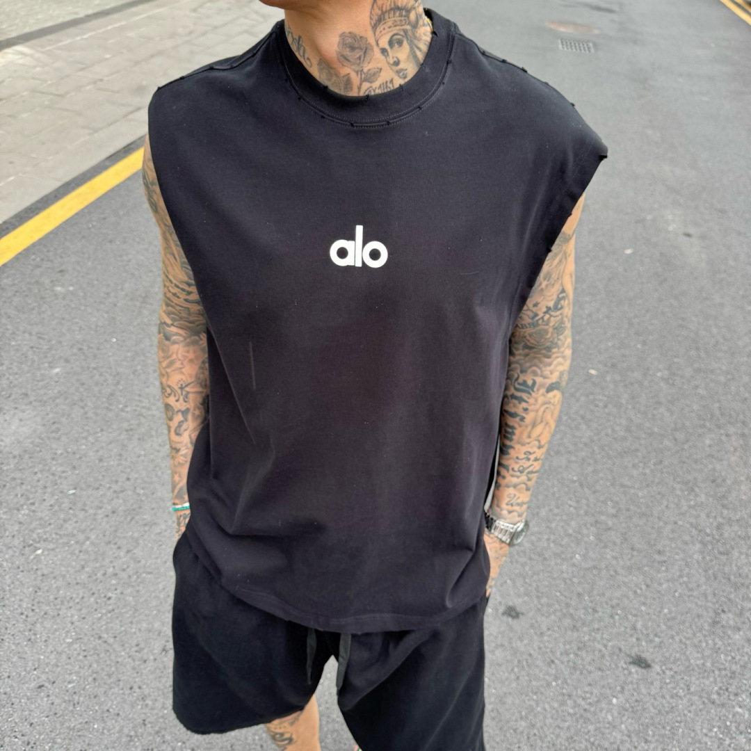 alo🌟夏季短袖背心采用优质棉质面料，亲肤舒适！版型完美！百搭款！logo设计别具一格，上身效果潮流时尚
