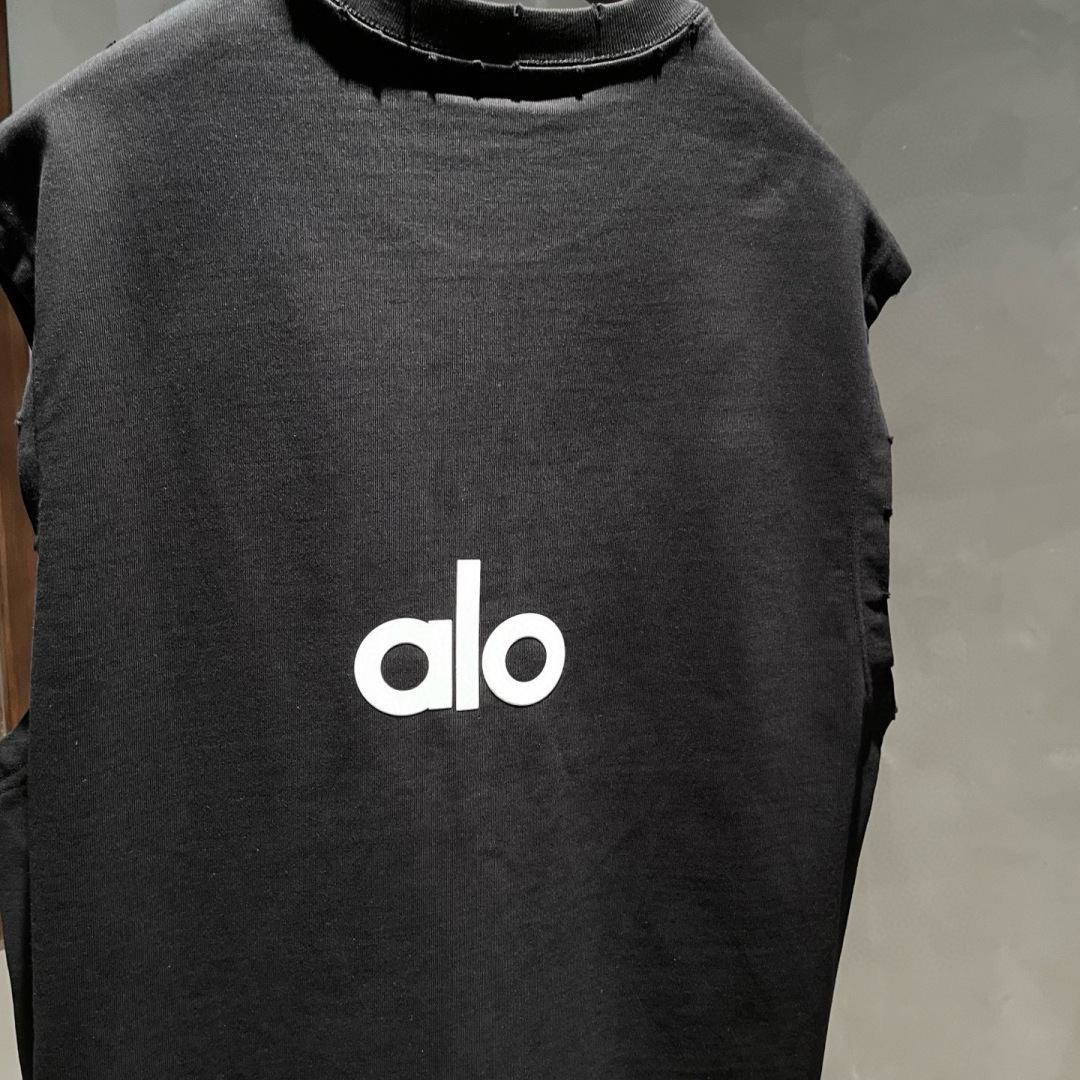 alo🌟夏季短袖背心采用优质棉质面料，亲肤舒适！版型完美！百搭款！logo设计别具一格，上身效果潮流时尚