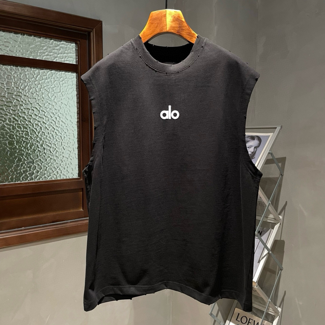 alo🌟夏季短袖背心采用优质棉质面料，亲肤舒适！版型完美！百搭款！logo设计别具一格，上身效果潮流时尚