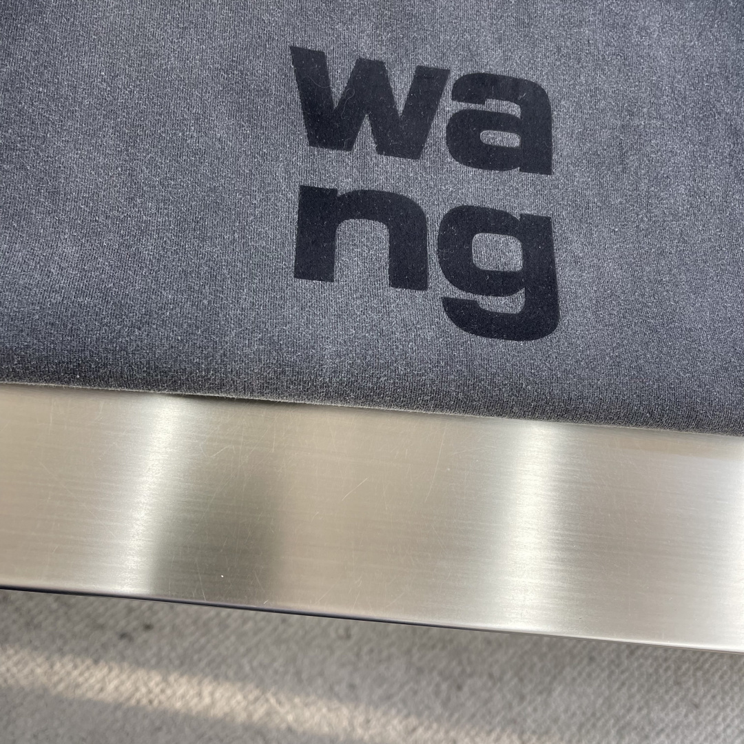 亚历山大wang 洗水做旧复古夏季短袖tee 字母印花logo图案 磨破小领口设计 版型宽松不挑人 面料