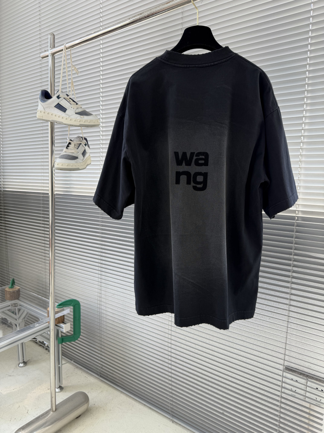 亚历山大wang 洗水做旧复古夏季短袖tee 字母印花logo图案 磨破小领口设计 版型宽松不挑人 面料