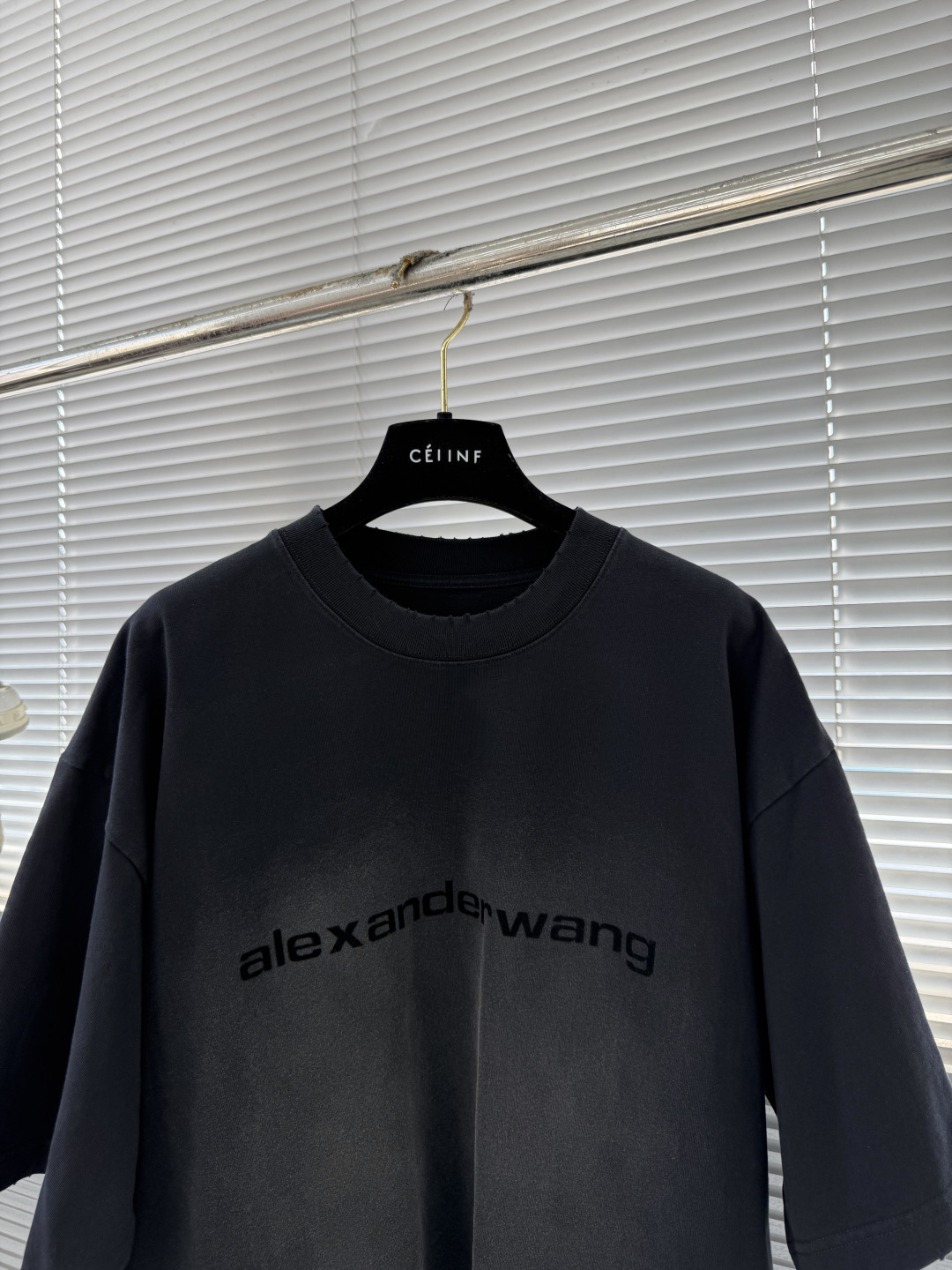 亚历山大wang 洗水做旧复古夏季短袖tee 字母印花logo图案 磨破小领口设计 版型宽松不挑人 面料