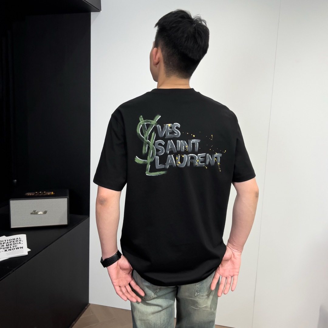 品牌：YSL季度：2026春夏颜色：黑色 白色尺码：M-3XL版型：微阔版 短袖T成分：100%棉工艺：