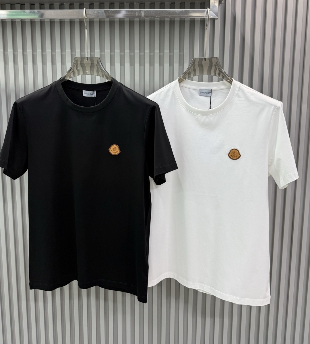 Moncler 2026春夏新品皮标刺绣徽章短袖T恤，品牌经典的真皮徽标系列，主打简约高级的日常穿搭风格