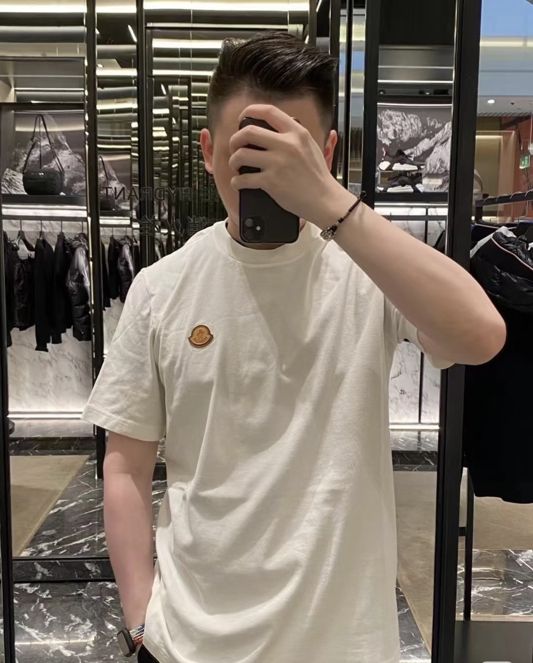 Moncler 2026春夏新品皮标刺绣徽章短袖T恤，品牌经典的真皮徽标系列，主打简约高级的日常穿搭风格