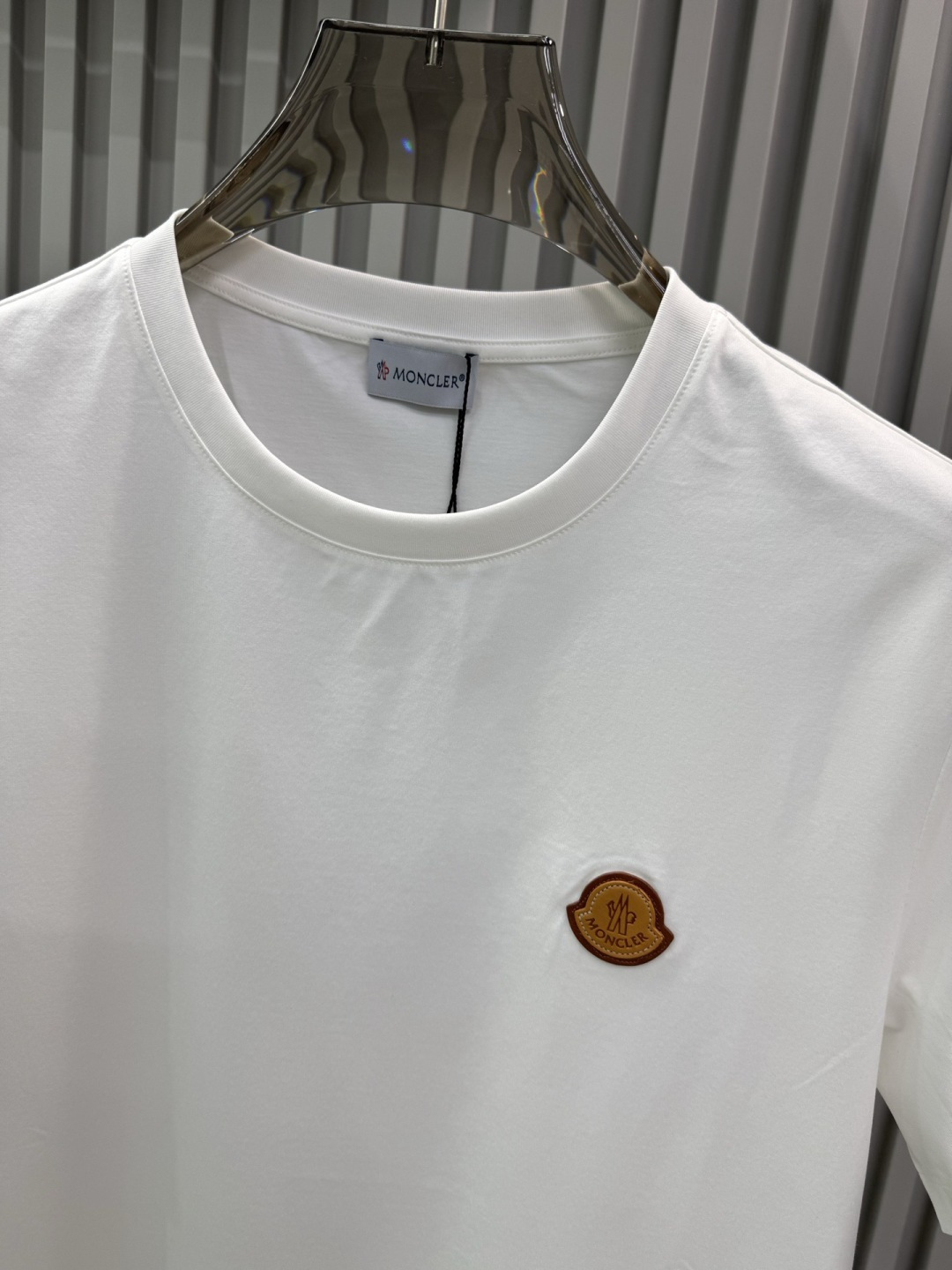 Moncler 2026春夏新品皮标刺绣徽章短袖T恤，品牌经典的真皮徽标系列，主打简约高级的日常穿搭风格