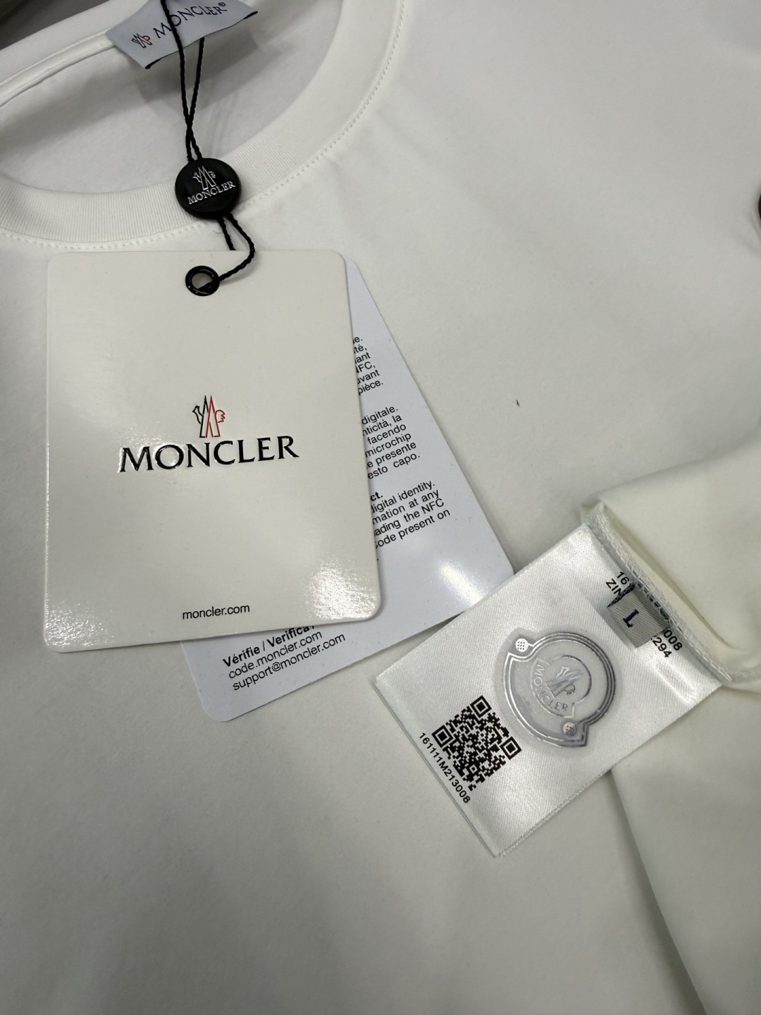 Moncler 2026春夏新品皮标刺绣徽章短袖T恤，品牌经典的真皮徽标系列，主打简约高级的日常穿搭风格