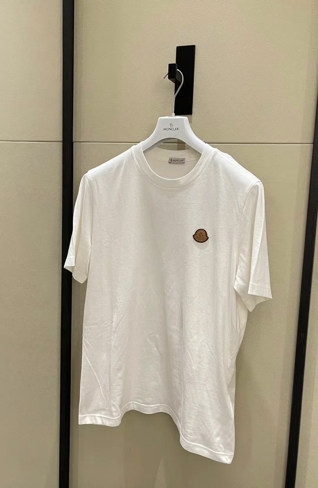 Moncler 2026春夏新品皮标刺绣徽章短袖T恤，品牌经典的真皮徽标系列，主打简约高级的日常穿搭风格
