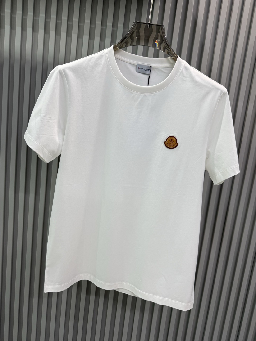 Moncler 2026春夏新品皮标刺绣徽章短袖T恤，品牌经典的真皮徽标系列，主打简约高级的日常穿搭风格