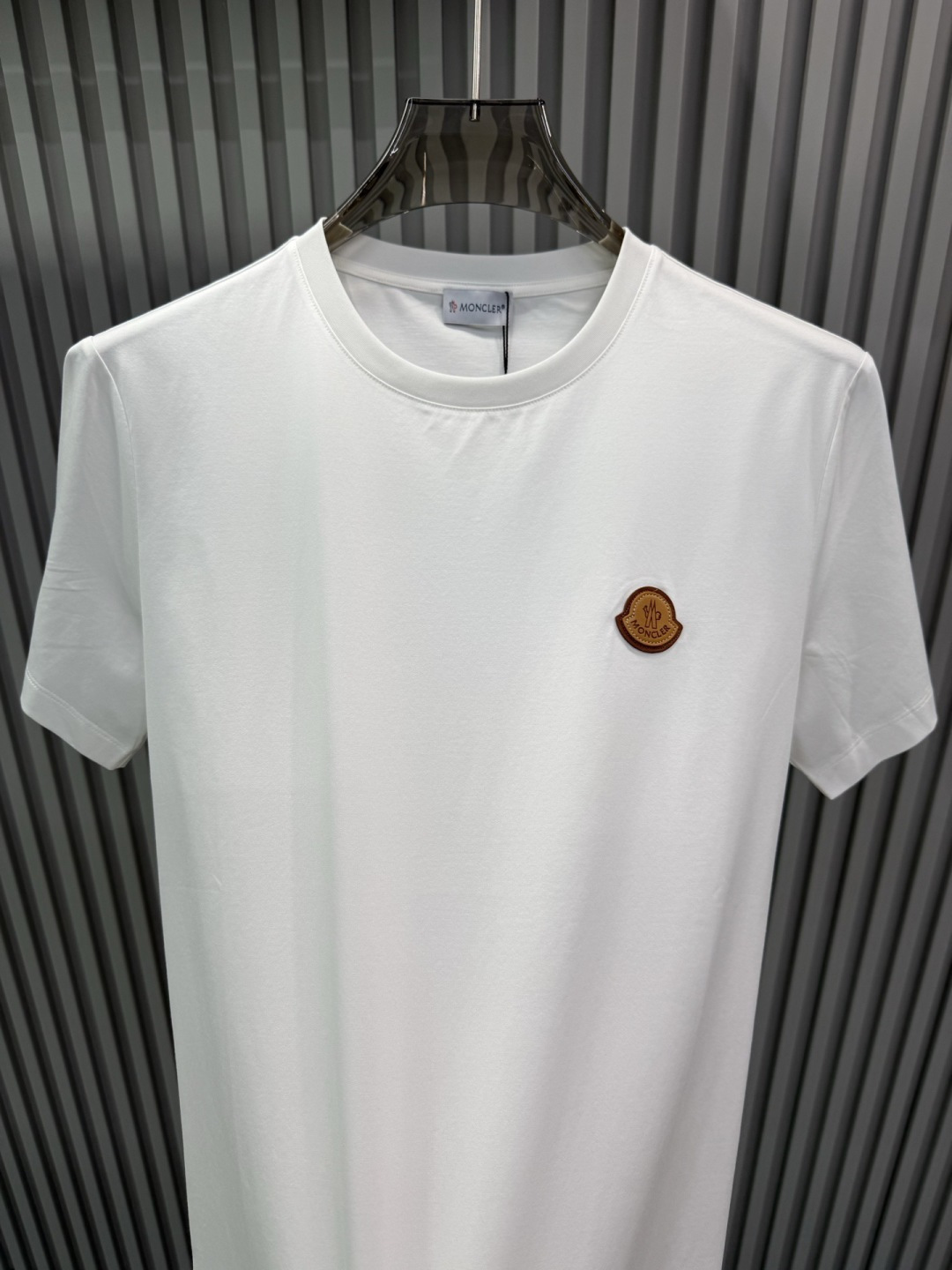 Moncler 2026春夏新品皮标刺绣徽章短袖T恤，品牌经典的真皮徽标系列，主打简约高级的日常穿搭风格