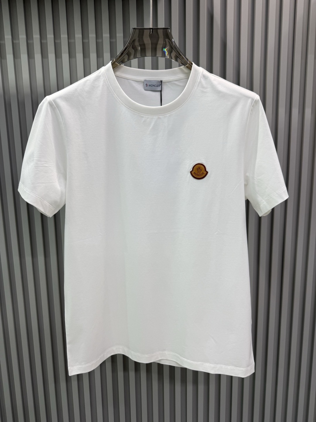Moncler 2026春夏新品皮标刺绣徽章短袖T恤，品牌经典的真皮徽标系列，主打简约高级的日常穿搭风格
