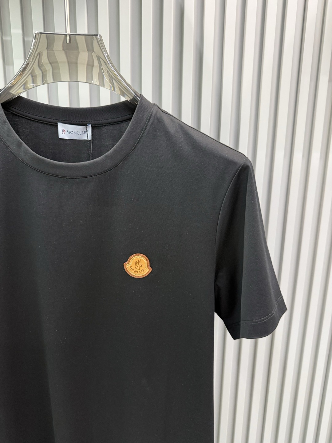 Moncler 2026春夏新品皮标刺绣徽章短袖T恤，品牌经典的真皮徽标系列，主打简约高级的日常穿搭风格