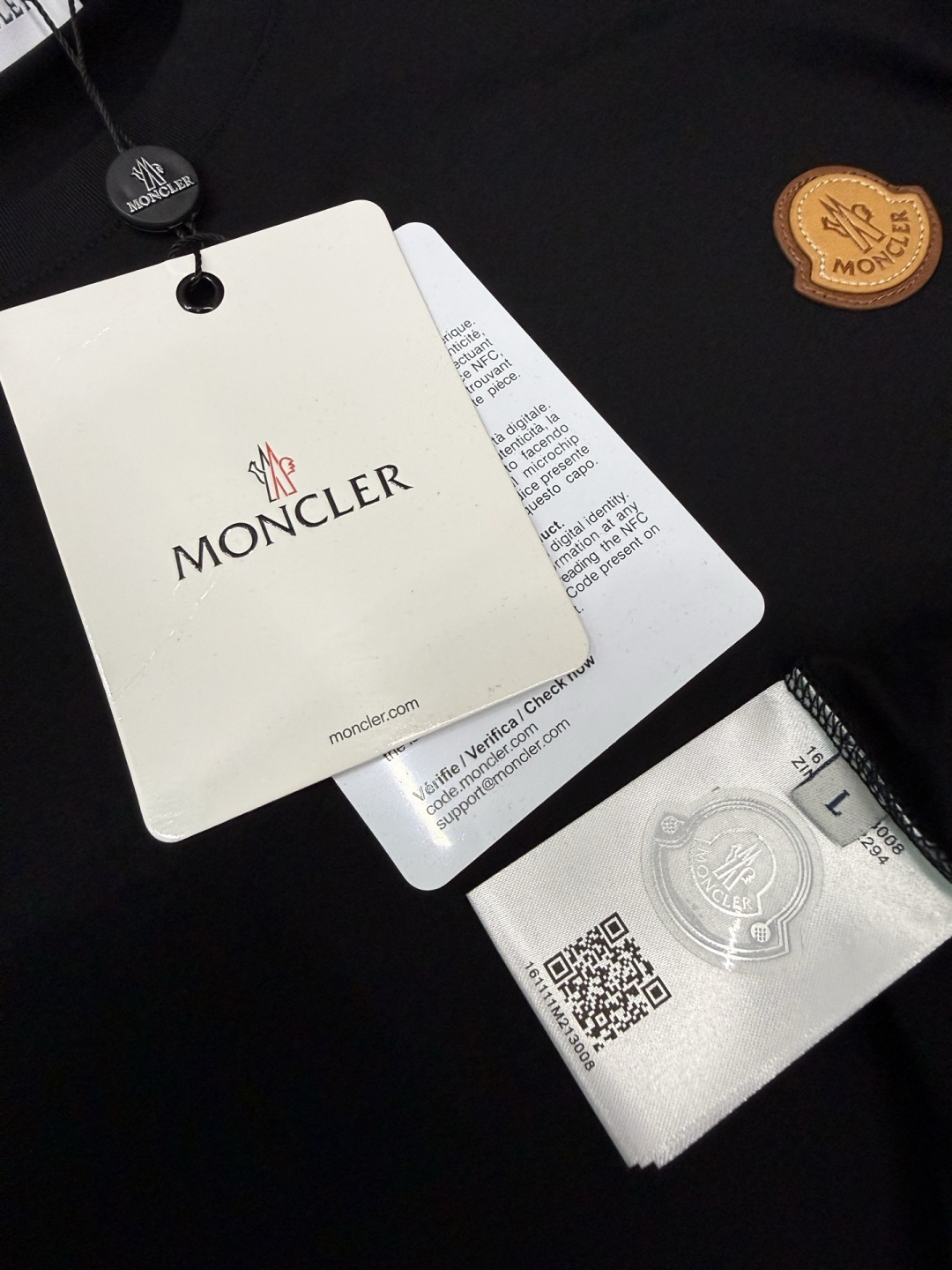 Moncler 2026春夏新品皮标刺绣徽章短袖T恤，品牌经典的真皮徽标系列，主打简约高级的日常穿搭风格